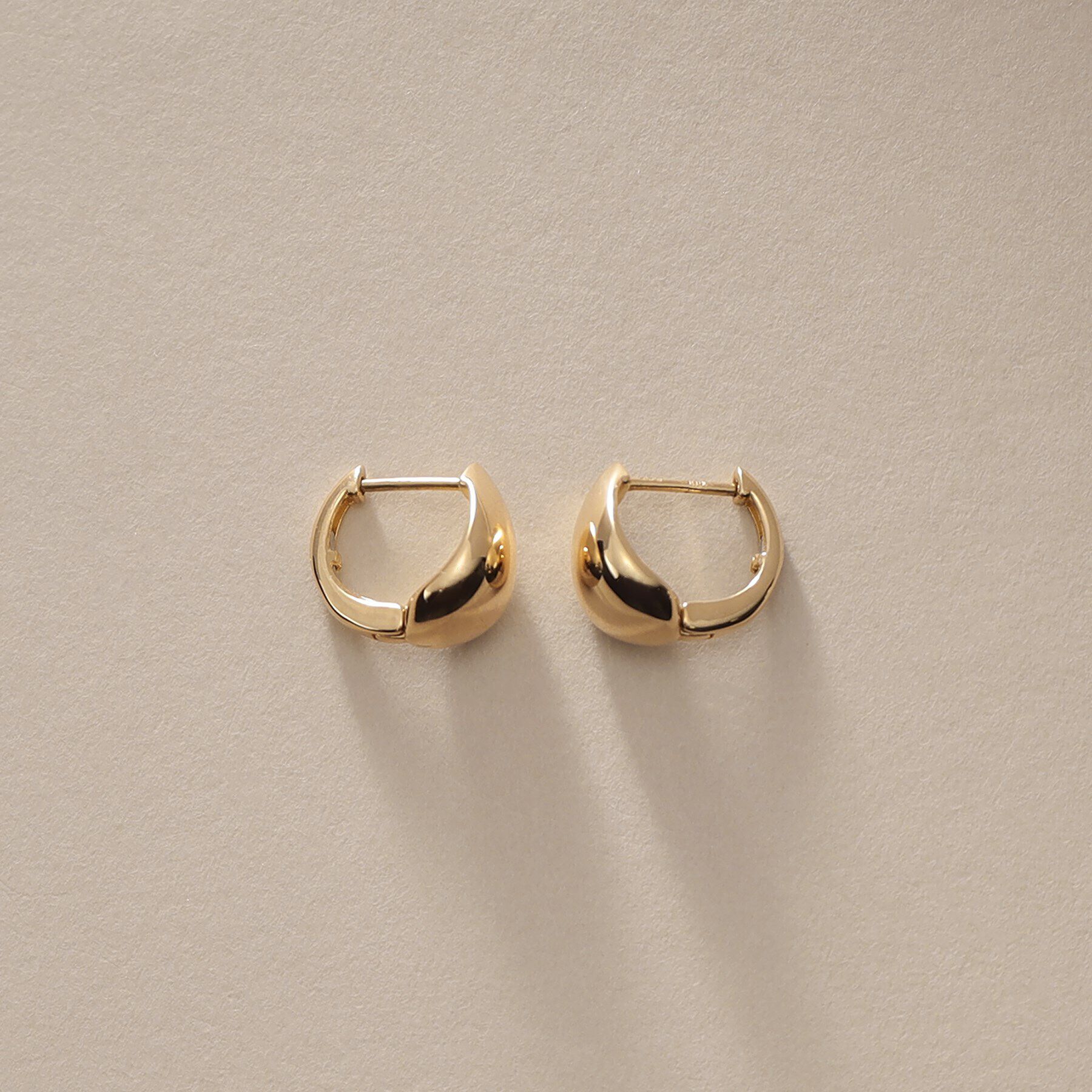 COCOSHNIK「K18ペアシェイプフープ ワンタッチピアス」|ピアス|