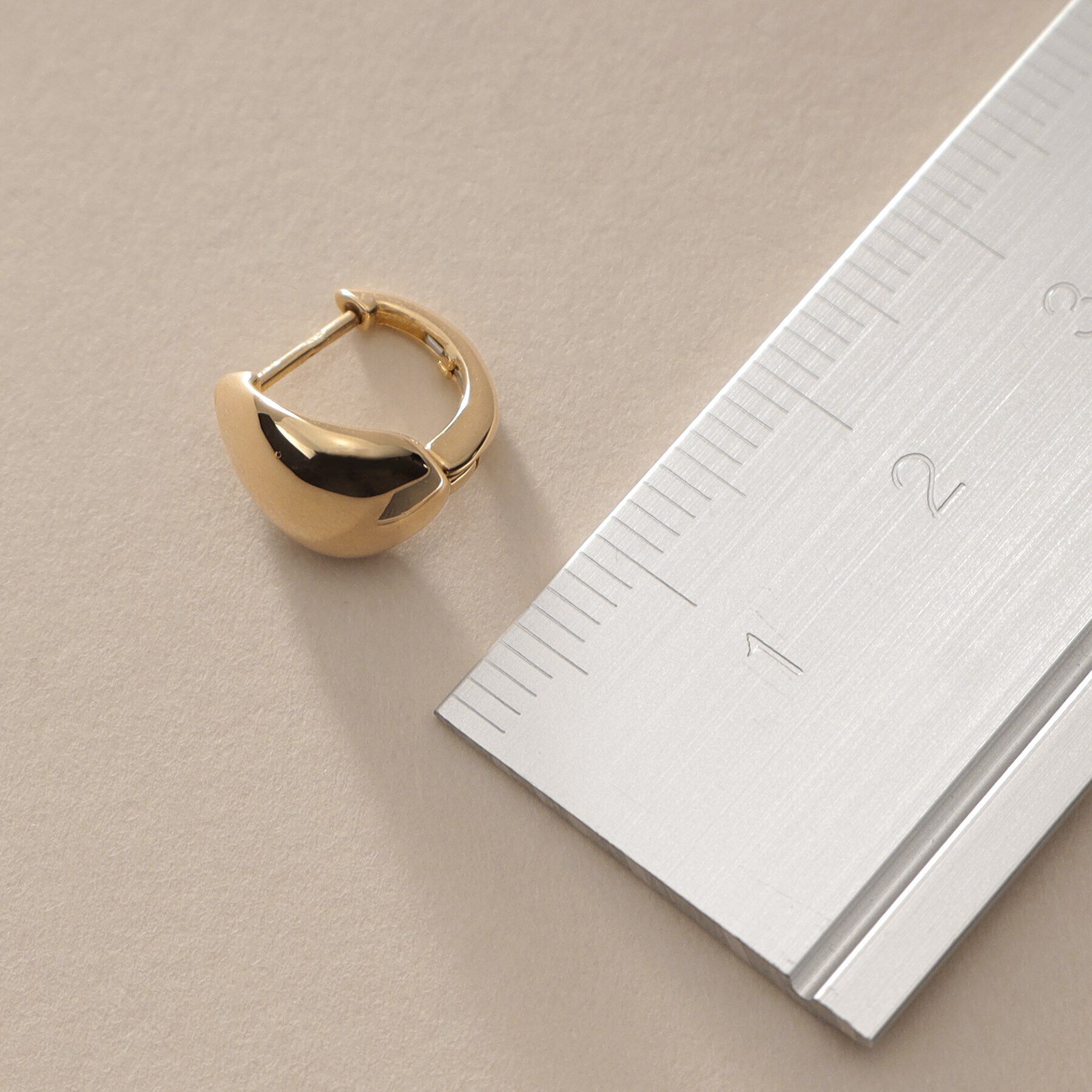 COCOSHNIK「K18ペアシェイプフープ ワンタッチピアス」|ピアス|