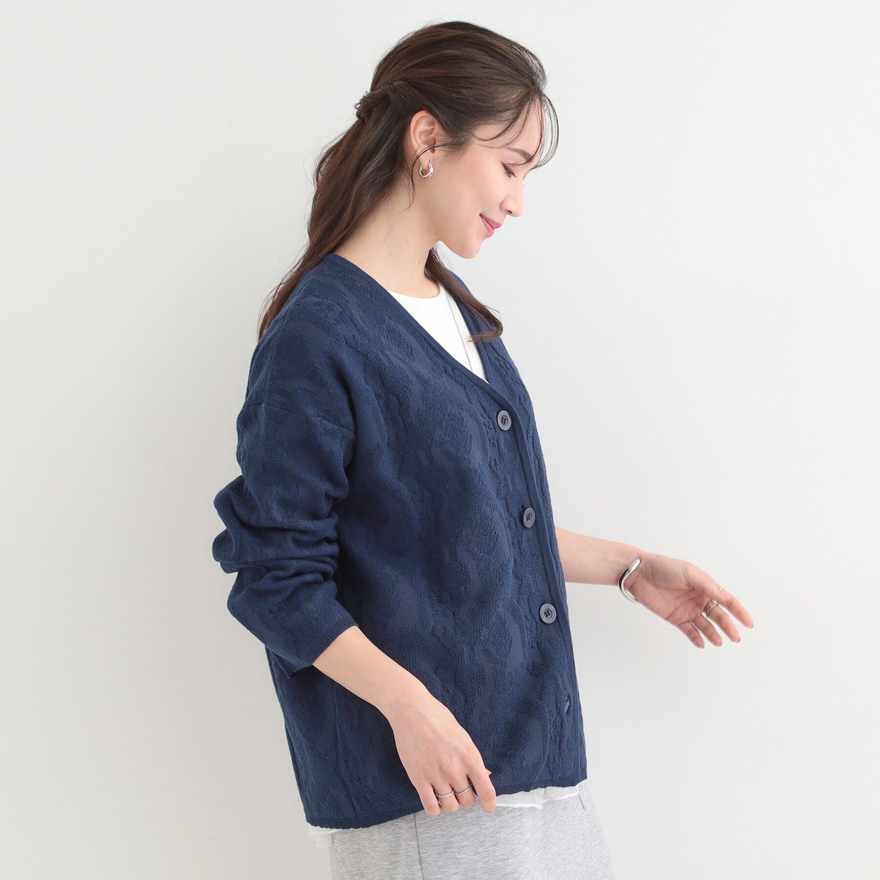 SHOO･LA･RUE「無地柄がコーデのアクセントに Vネックカーディガン」|カーディガン|