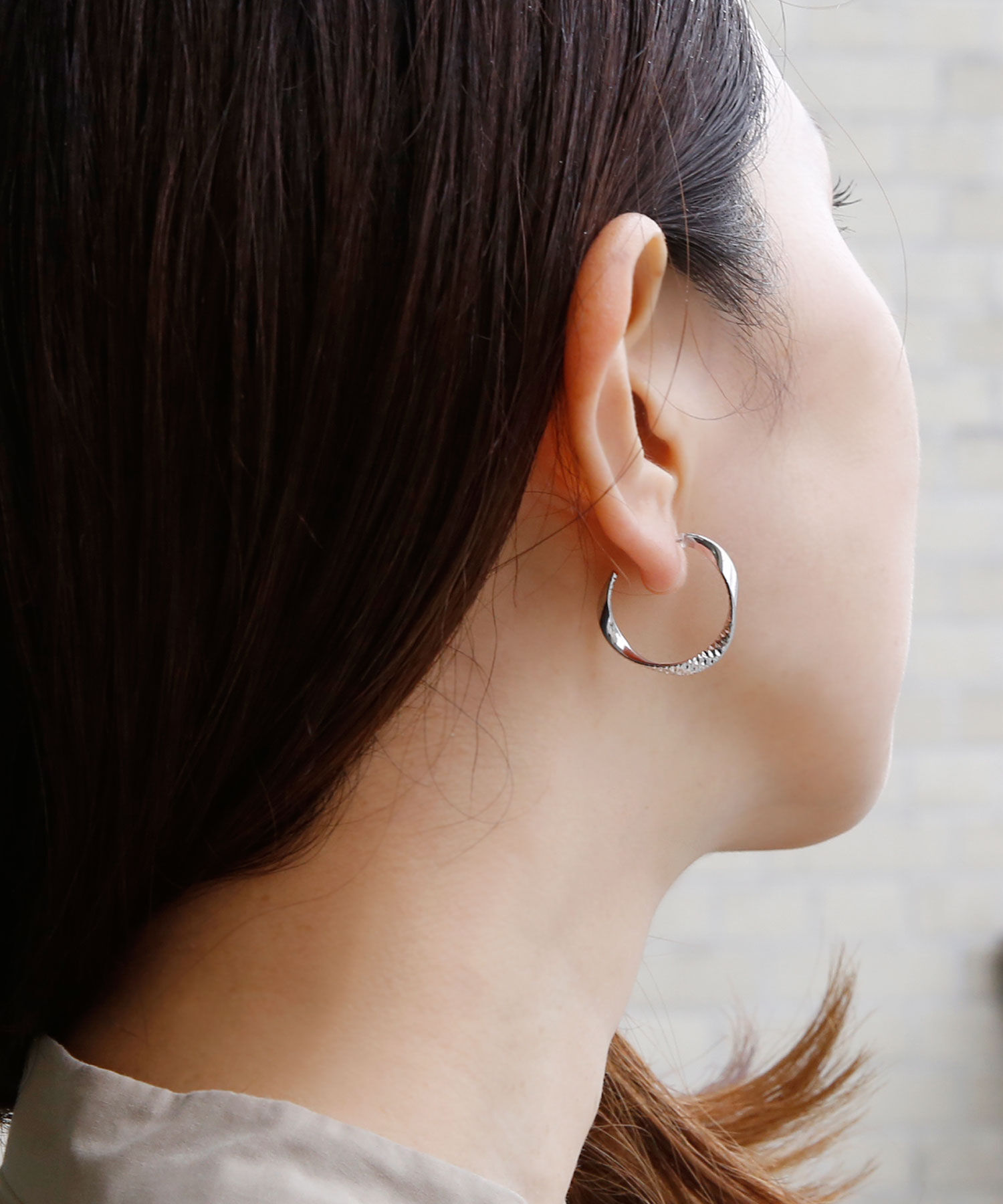 colleca la「ノンホール・ねじれフープ樹脂イヤリング」|イヤリング|シルバー