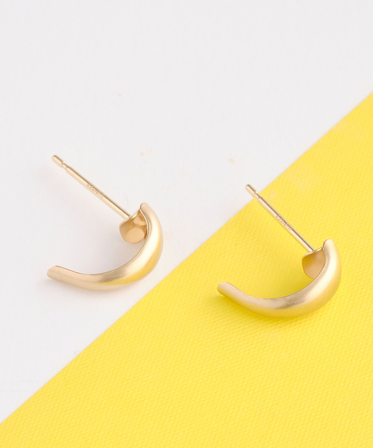 JUPITER「【K10】クレセントフープピアス/ユニセックス/マットゴールド」|ピアス|