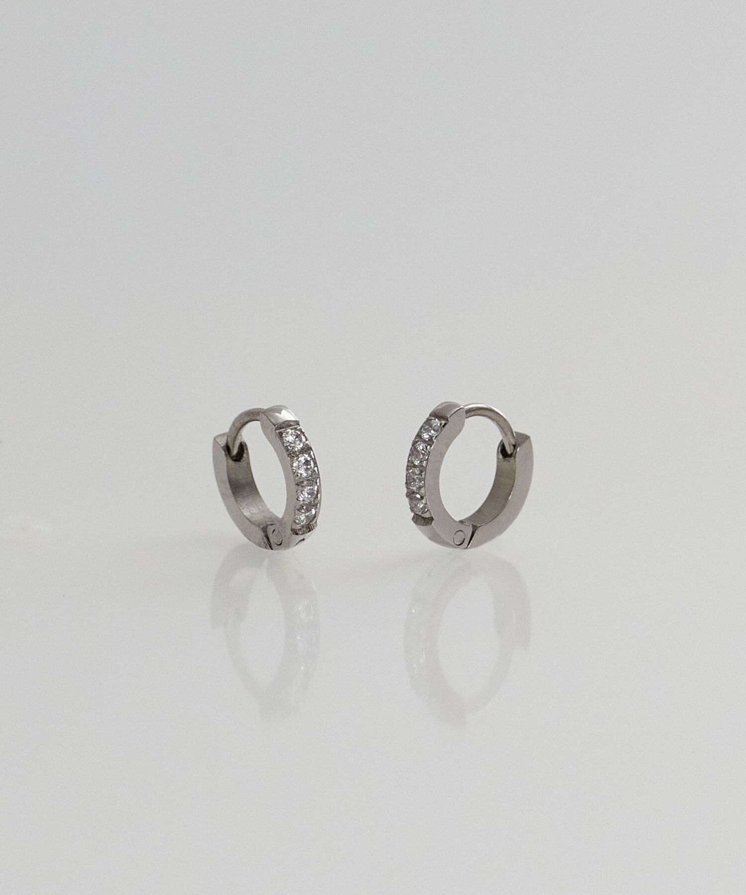 Phoebe「【金属アレルギー対応】ワンタッチビジューフープミニピアス　シルバー/サージカルステンレス」|ピアス|