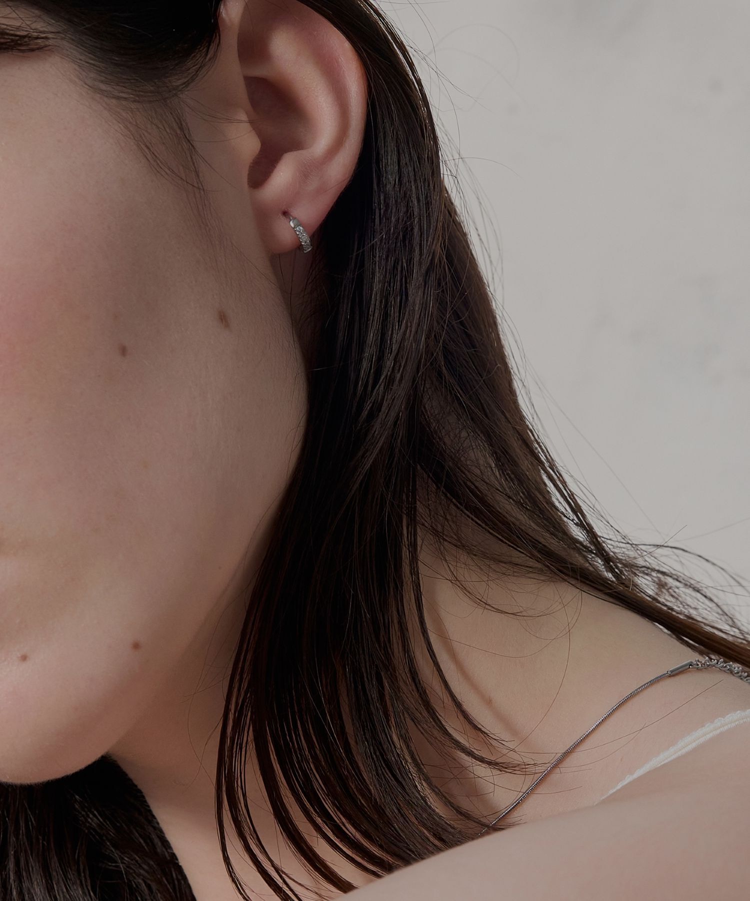 Phoebe「【金属アレルギー対応】ワンタッチビジューフープミニピアス　シルバー/サージカルステンレス」|ピアス|