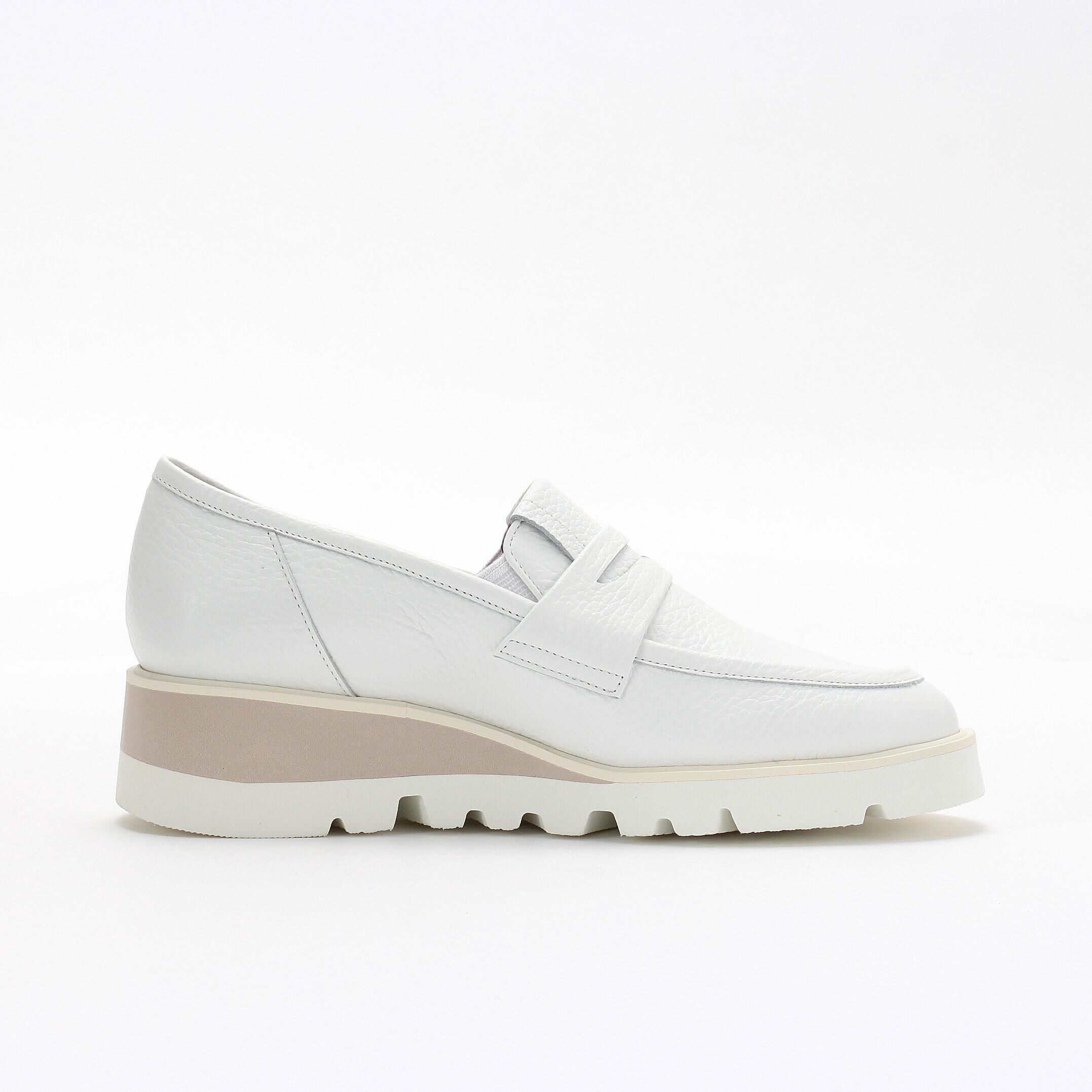 銀座かねまつ「RMWE2602PS1WHT 【本革】【Eウィズ】ヒールアップローファー」|スニーカー|