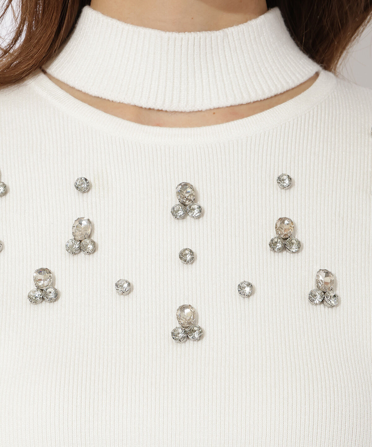 アンドクチュール「スリットハイネックビジューニットプルオーバー」|ニット・セーター|