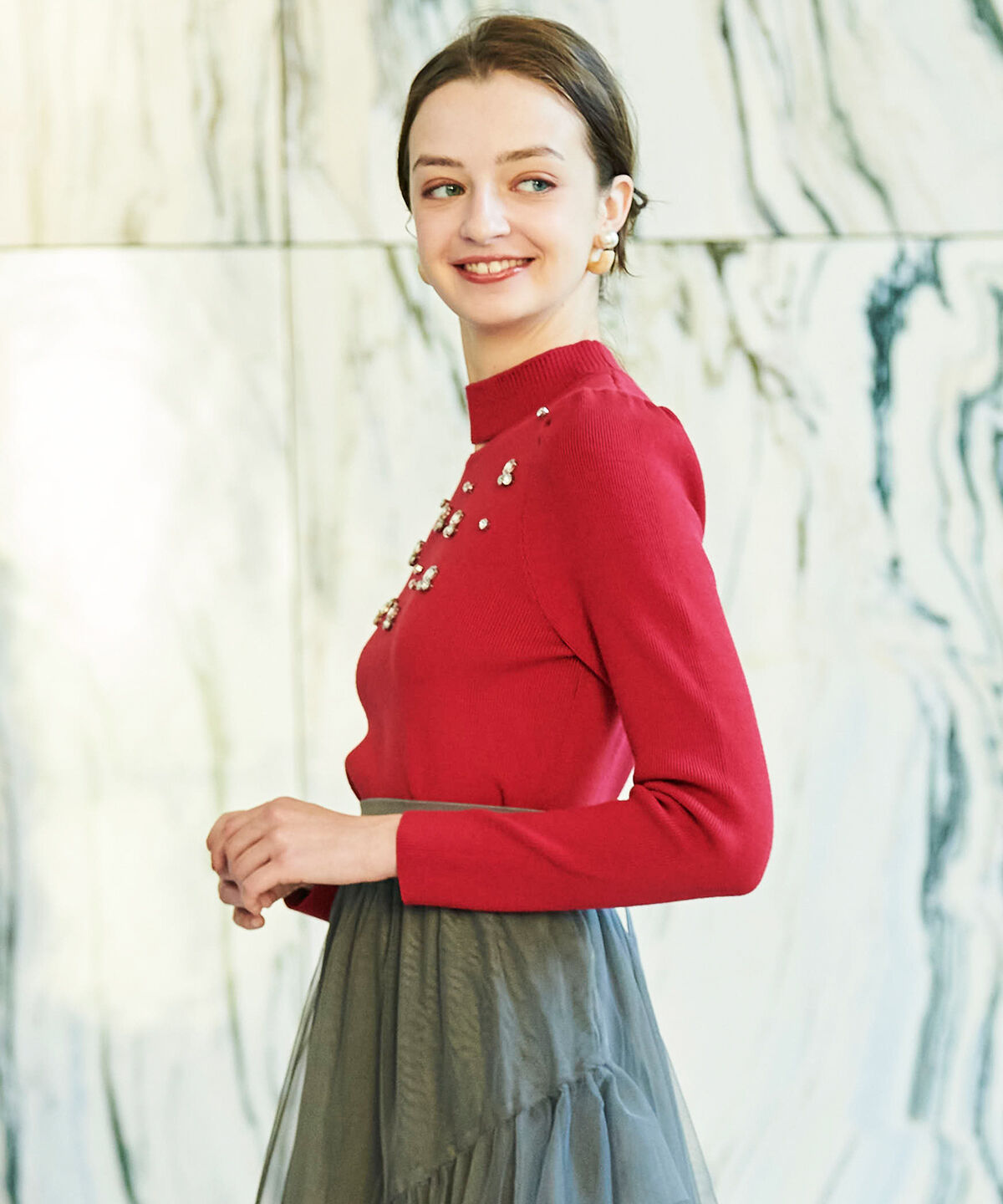 アンドクチュール「スリットハイネックビジューニットプルオーバー」|ニット・セーター|