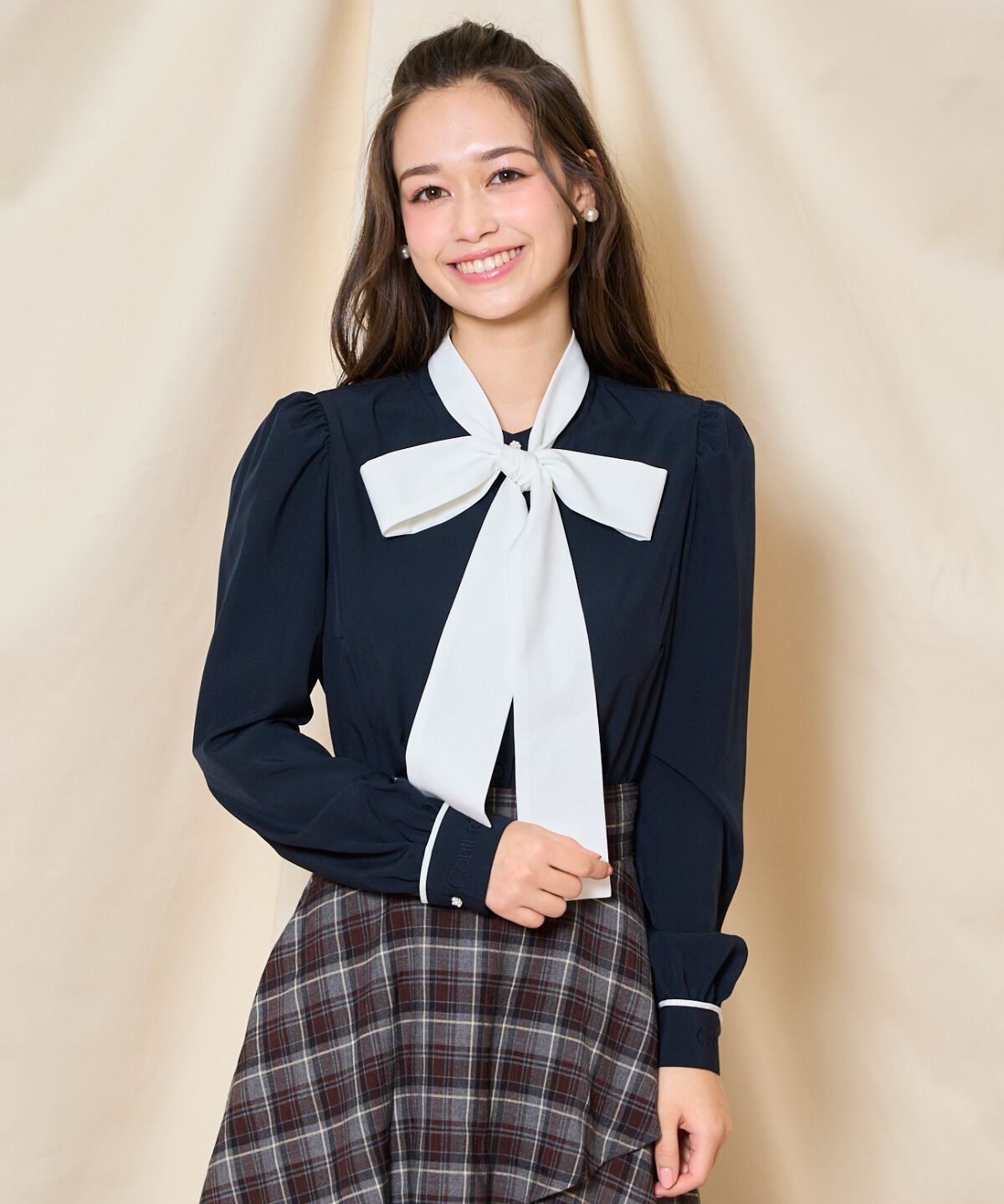 アンドクチュール「カフス刺繍ボウタイブラウス」|シャツ・ブラウス|ネイビー