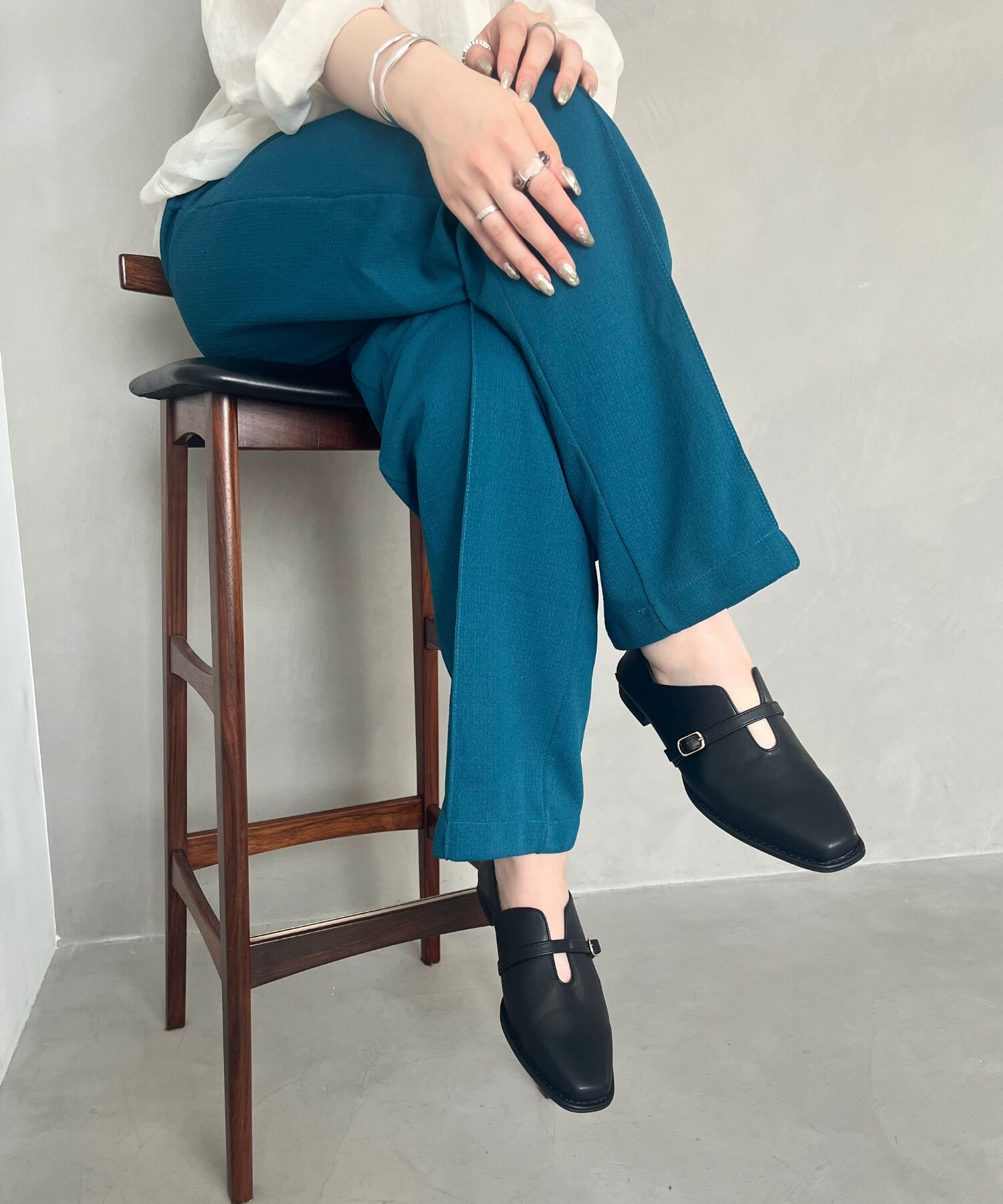 ORiental TRaffic「【WEB限定】ベルトデザインウエーブカットバブーシュ /55104 パンプス フラット 甲深 通勤靴」|パンプス|