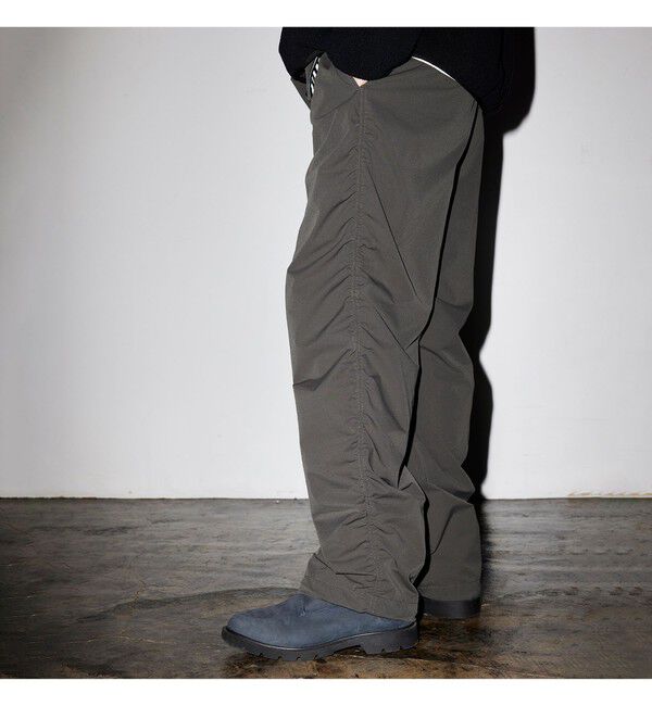 BEAMS「ワイドストレートフィット パッカリング イージーパンツ」|チノ|CHARCOAL.G