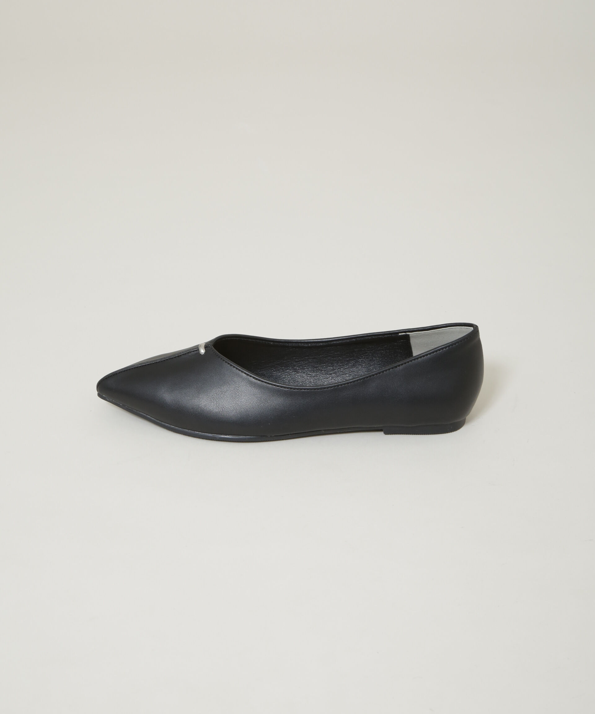 nano･universe「ポインテッドトゥフラットモチーフパンプス」|ビジネス・ドレスシューズ|