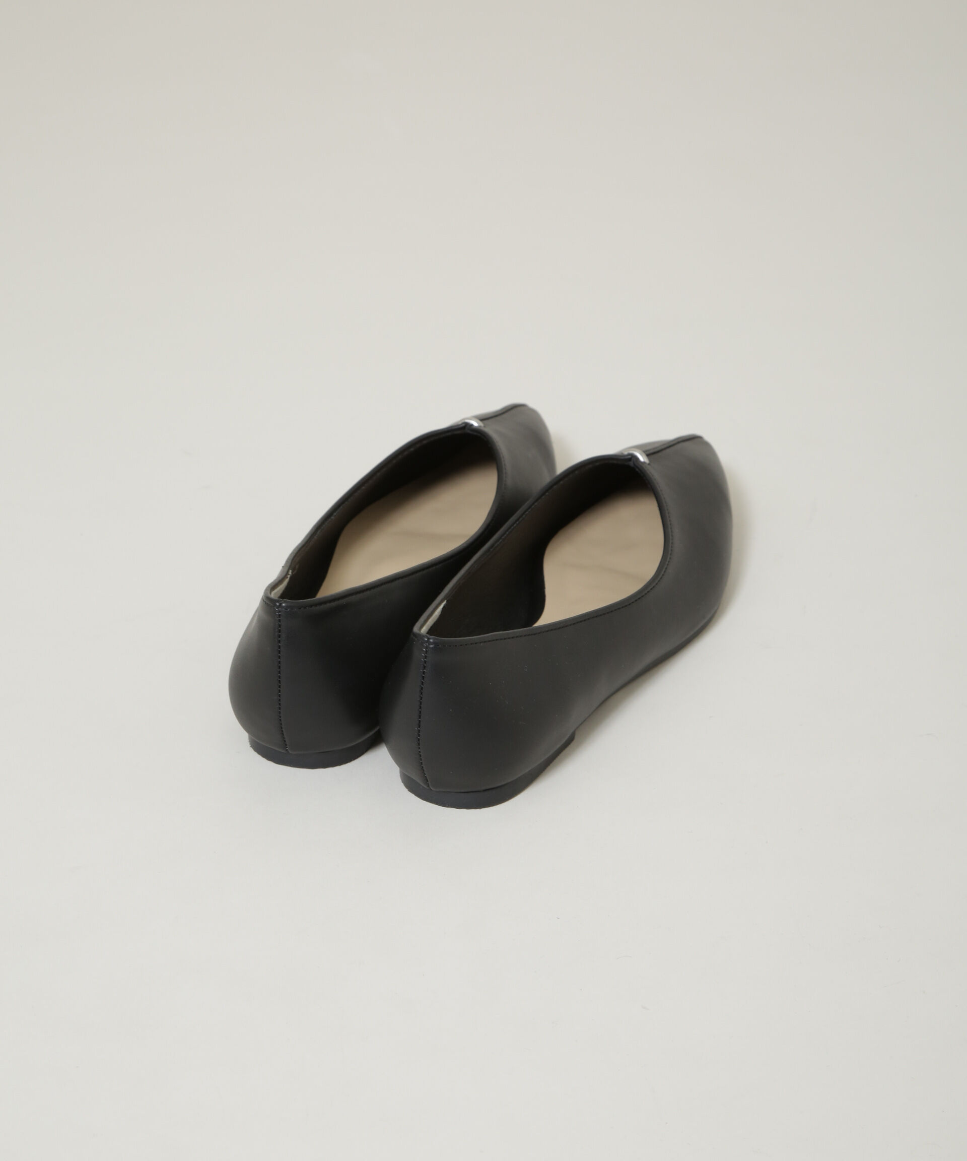 nano･universe「ポインテッドトゥフラットモチーフパンプス」|ビジネス・ドレスシューズ|