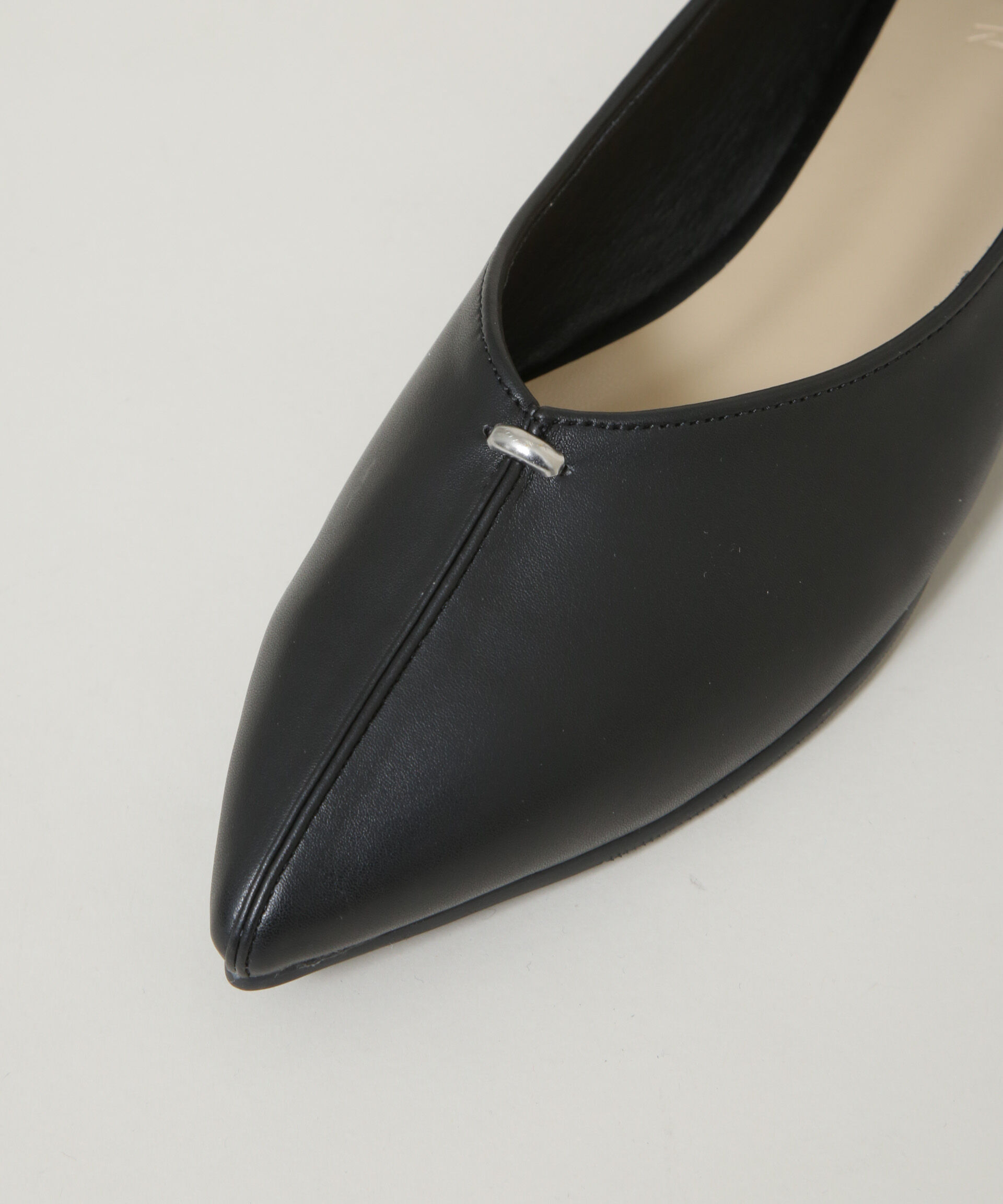 nano･universe「ポインテッドトゥフラットモチーフパンプス」|ビジネス・ドレスシューズ|