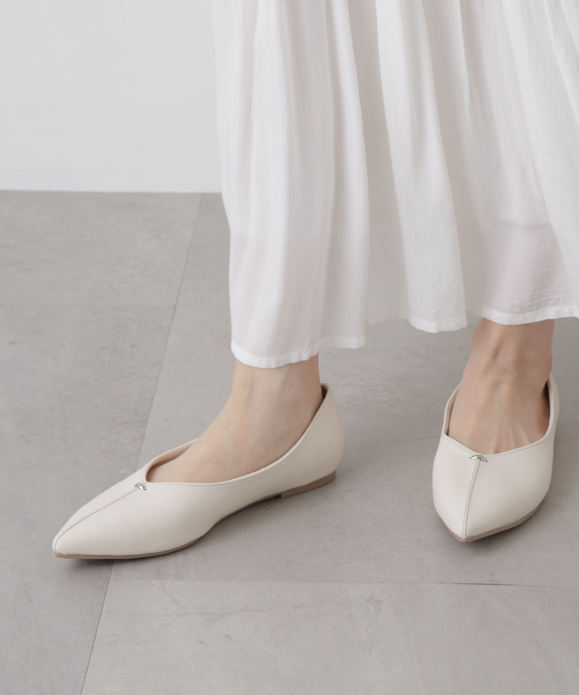 nano･universe「ポインテッドトゥフラットモチーフパンプス」|ビジネス・ドレスシューズ|ライトベージ 1