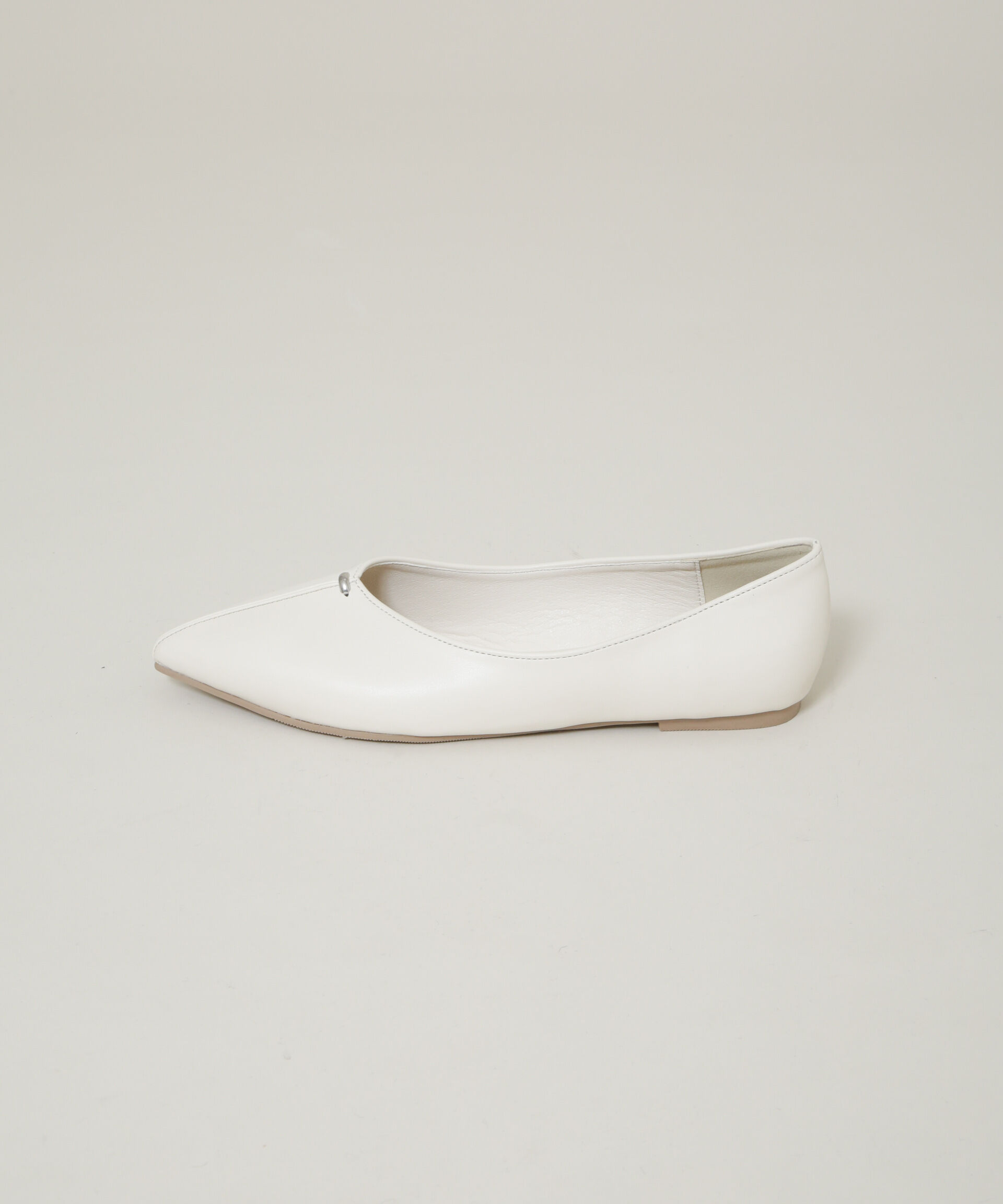 nano･universe「ポインテッドトゥフラットモチーフパンプス」|ビジネス・ドレスシューズ|