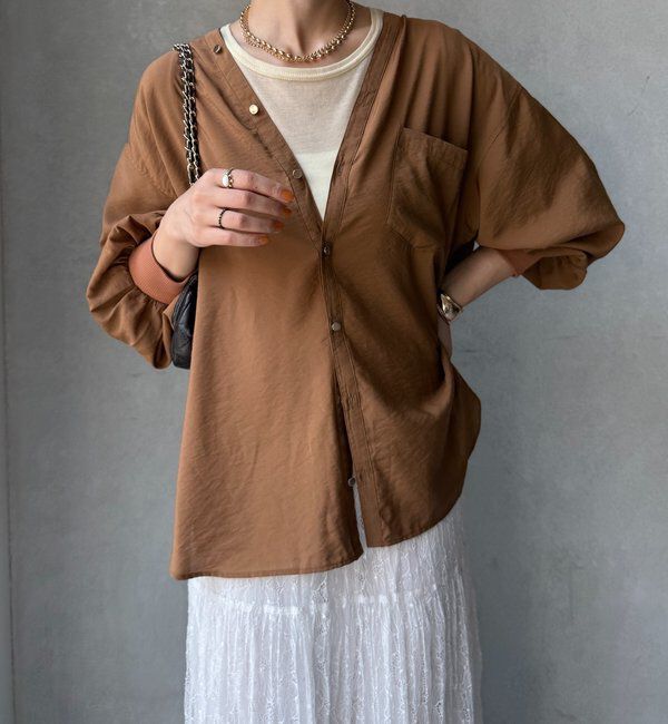  「【新色追加】GOLDボタンVVシャツ」|シャツ・ブラウス|