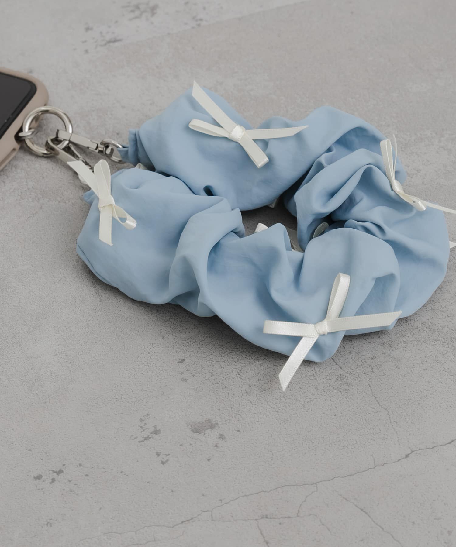 SMELLY「リボンシュシュハンドルストラップ」|モバイルケース|