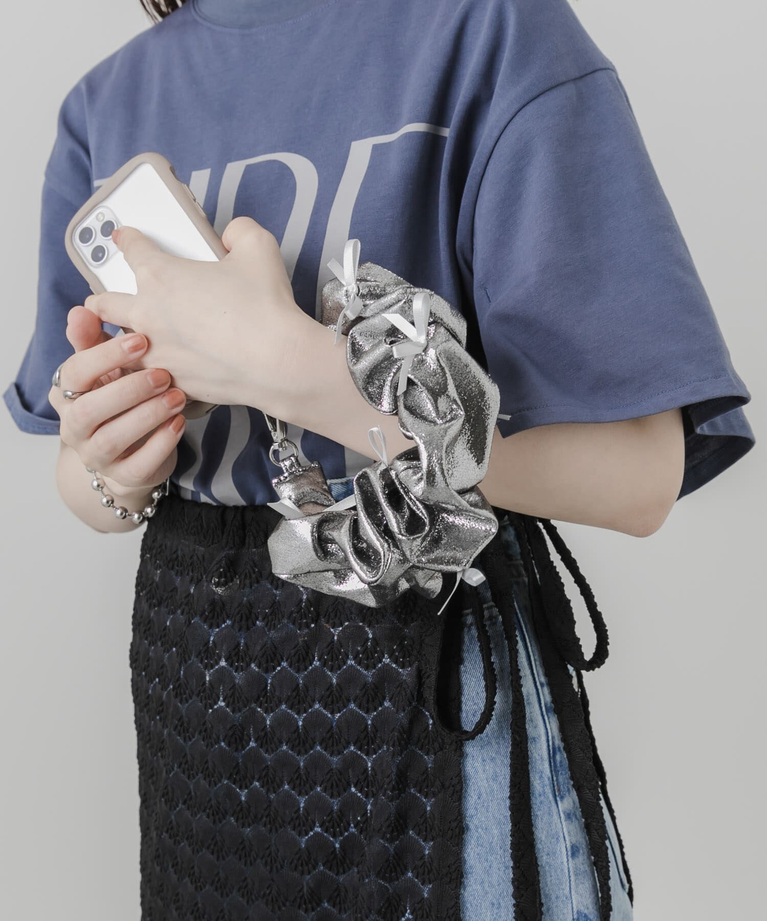 SMELLY「リボンシュシュハンドルストラップ」|モバイルケース|