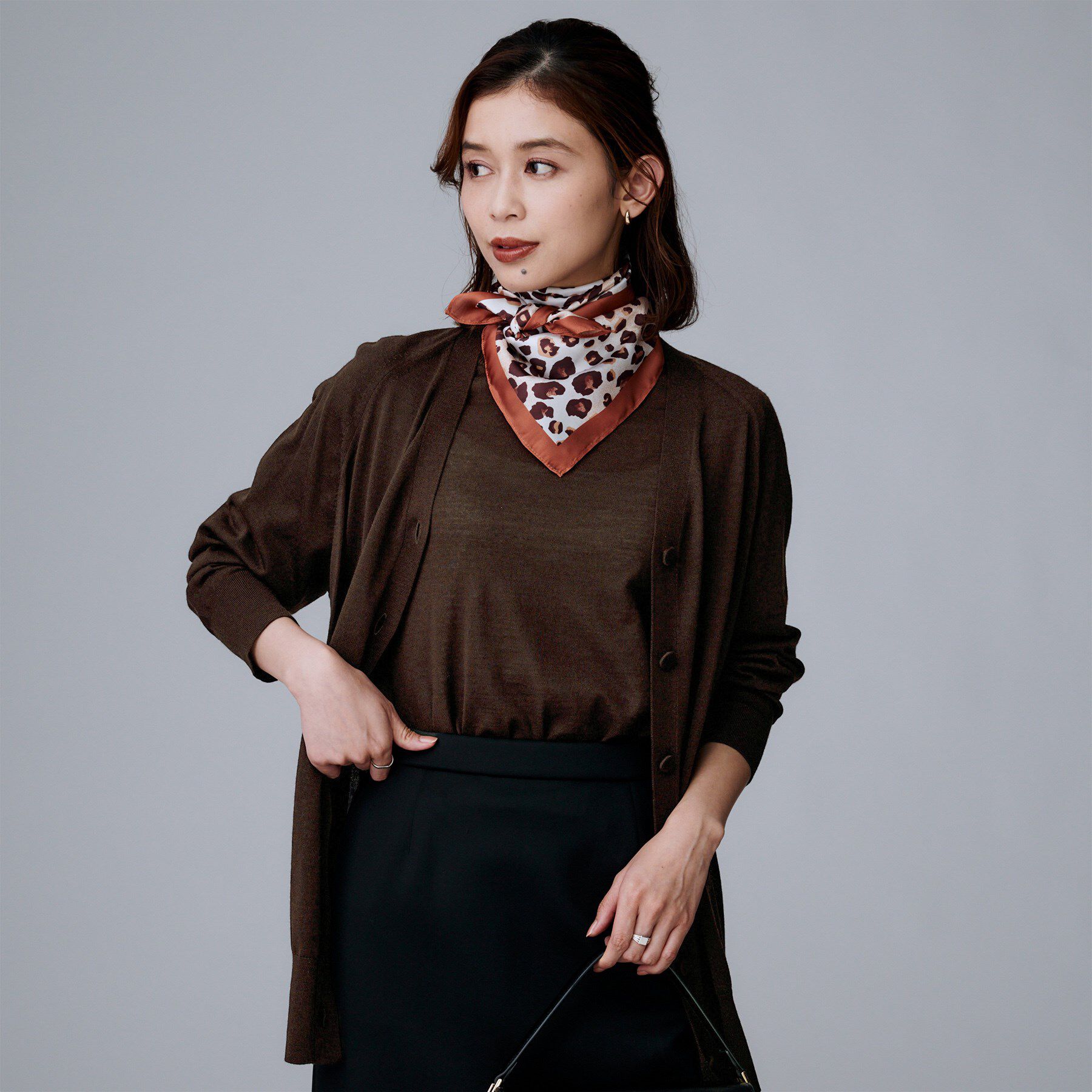 UNTITLED「【アンサンブル可/洗える/Vネック】ウールシルクカーディガン」|カーディガン|ブラウン(044)