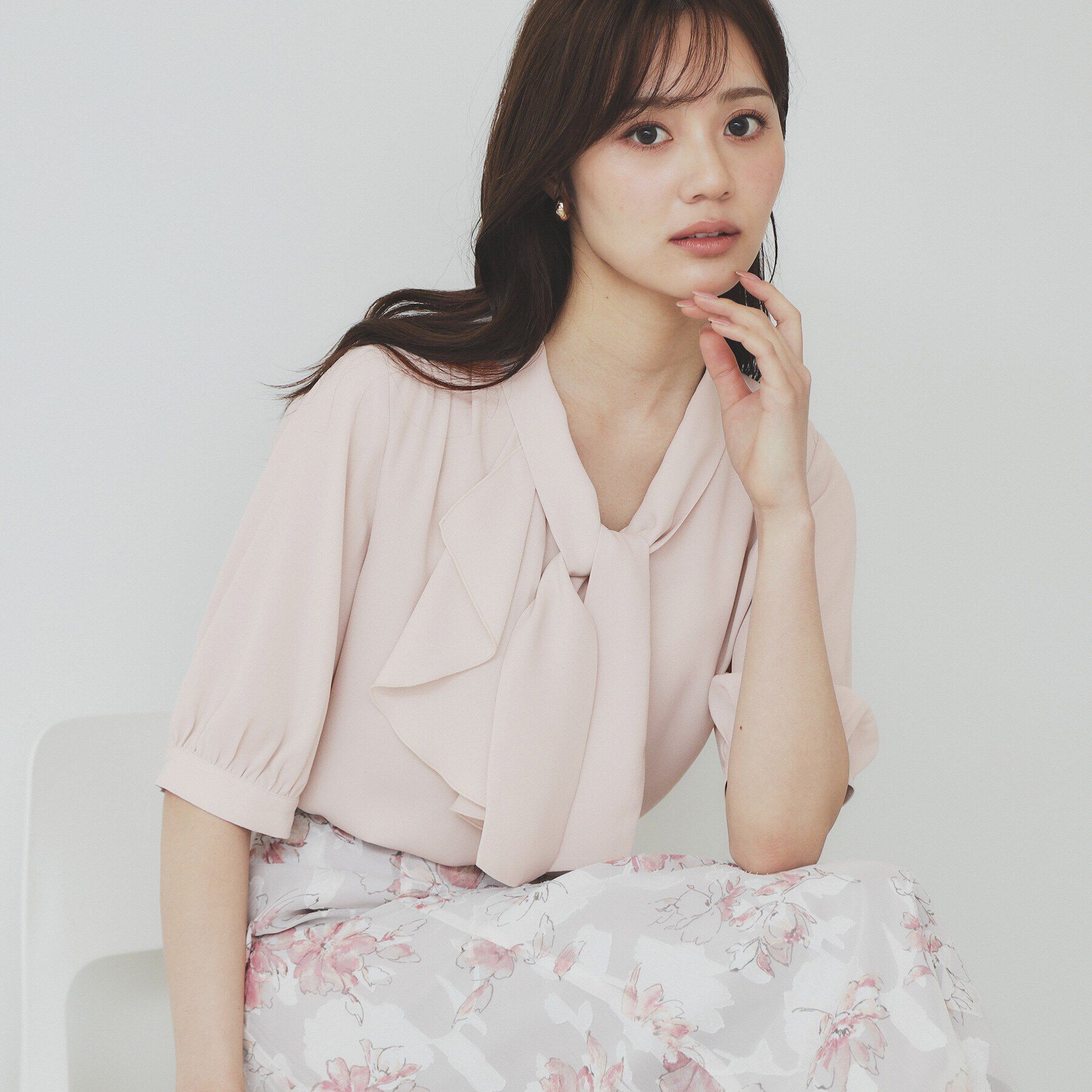 index「ラッフルボウタイブラウス【洗濯機洗い可/イージーアイロン】」|シャツ・ブラウス|グレージュ(050)