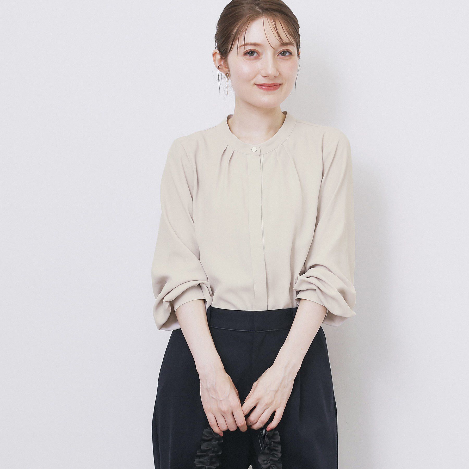 index「タックデザインバンドカラーブラウス【洗濯機OK】」|シャツ・ブラウス|