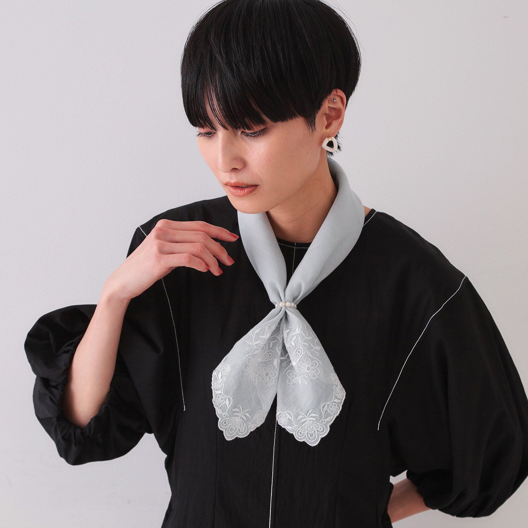 OPAQUE.CLIP「パール調リング付き刺繍スカーフ」|バンダナ・スカーフ|