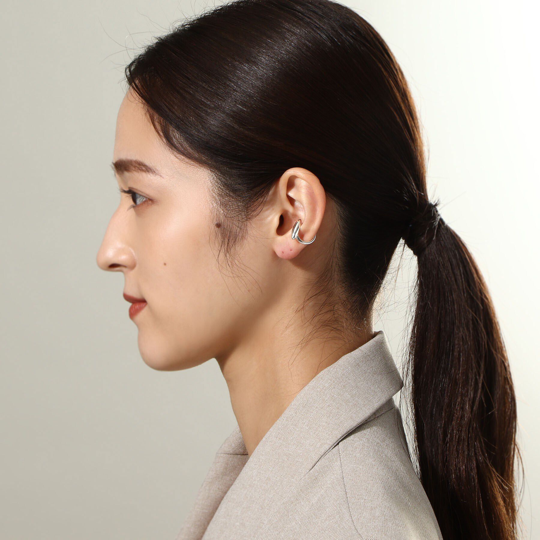 COCOSHNIK ONKITSCH「シルバー オーバルモチーフ スモールイヤーカフ」|イヤリング|