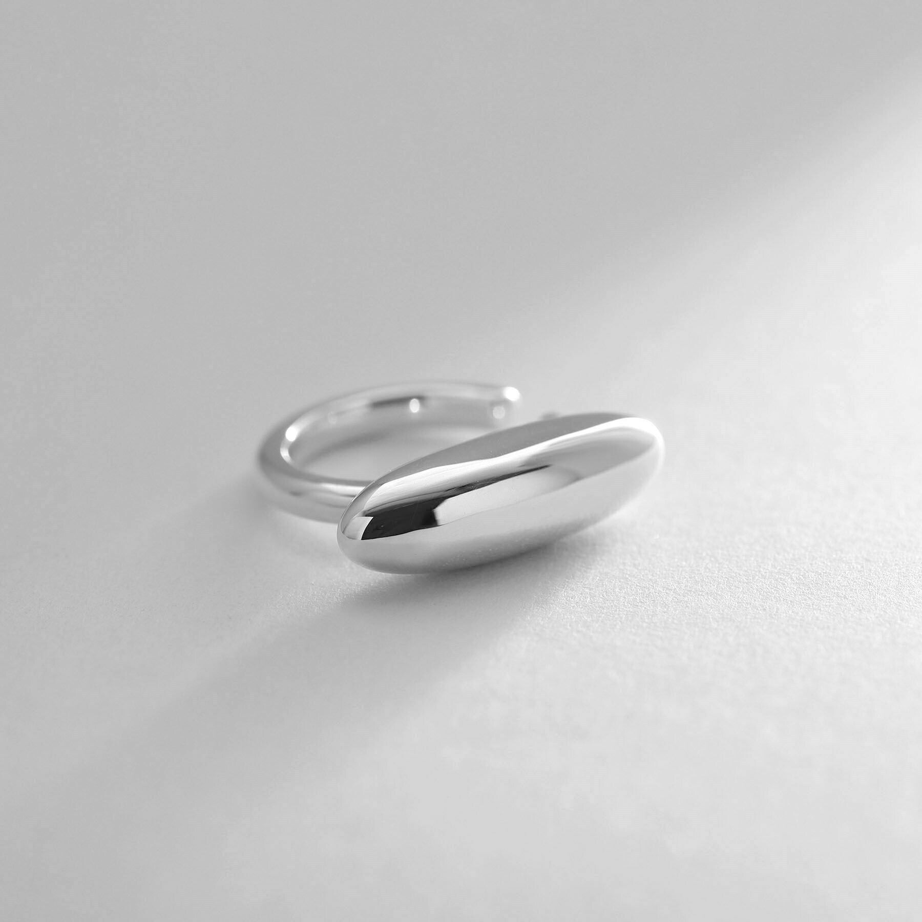 COCOSHNIK ONKITSCH「シルバー オーバルモチーフ ラージイヤーカフ」|イヤリング|