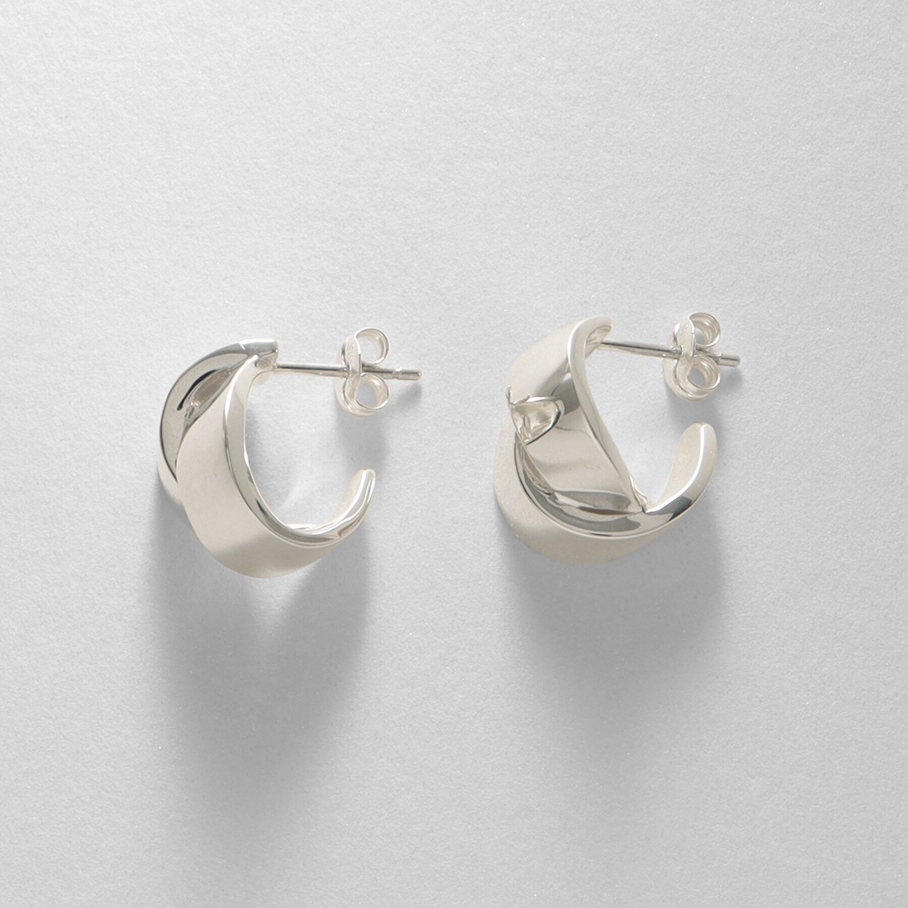 COCOSHNIK ONKITSCH「シルバー フォールディングピアス オーバーラップ」|ピアス|