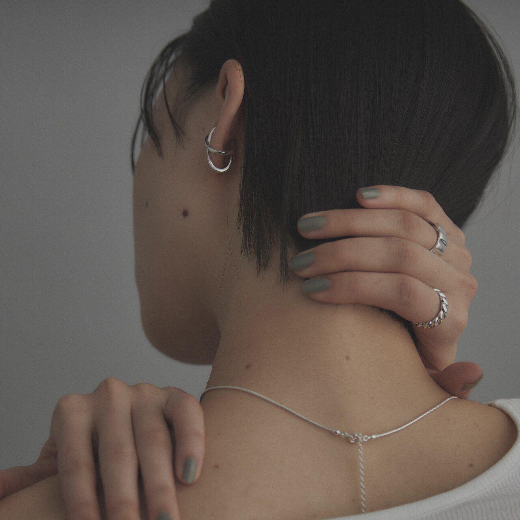 COCOSHNIK ONKITSCH「シルバー アシンメクロスイヤーカフ」|イヤリング|