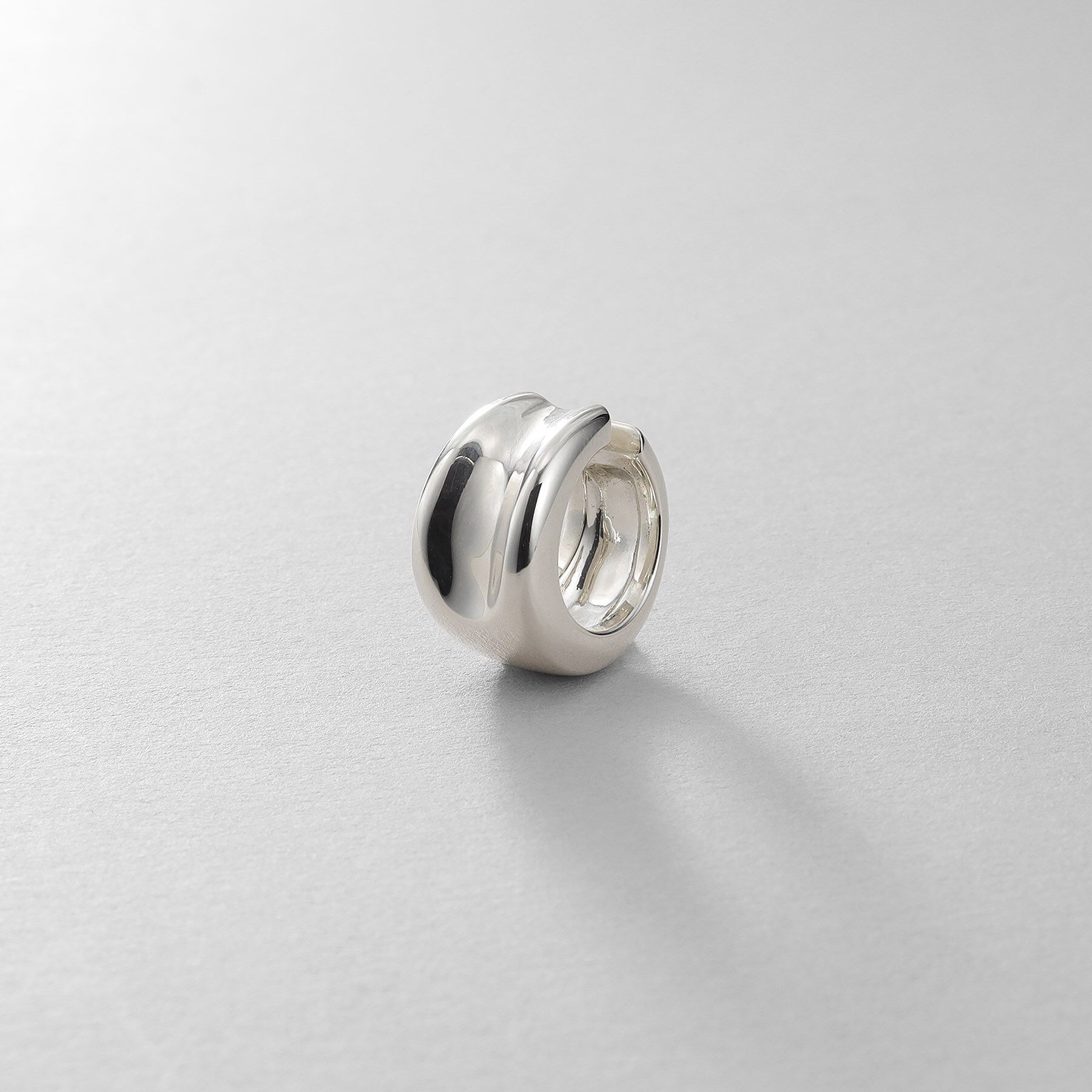 COCOSHNIK ONKITSCH「シルバー コンケイブイヤカフ」|イヤリング|シルバー(600)