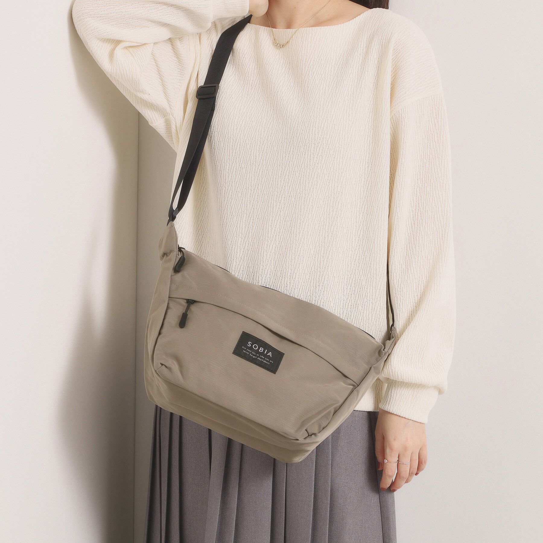 ITS&rsquo;DEMO「撥水ナイロン舟形ショルダー」|ショルダー・メッセンジャー|グレージュ(050)