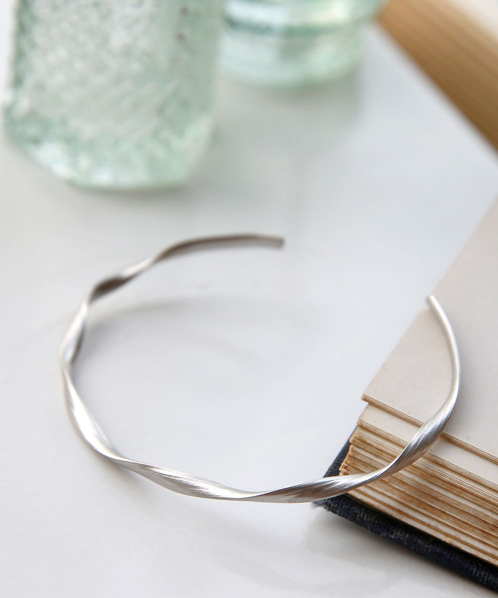 colleca la「 マットツイストバングル」|ブレスレット・バングル|シルバー