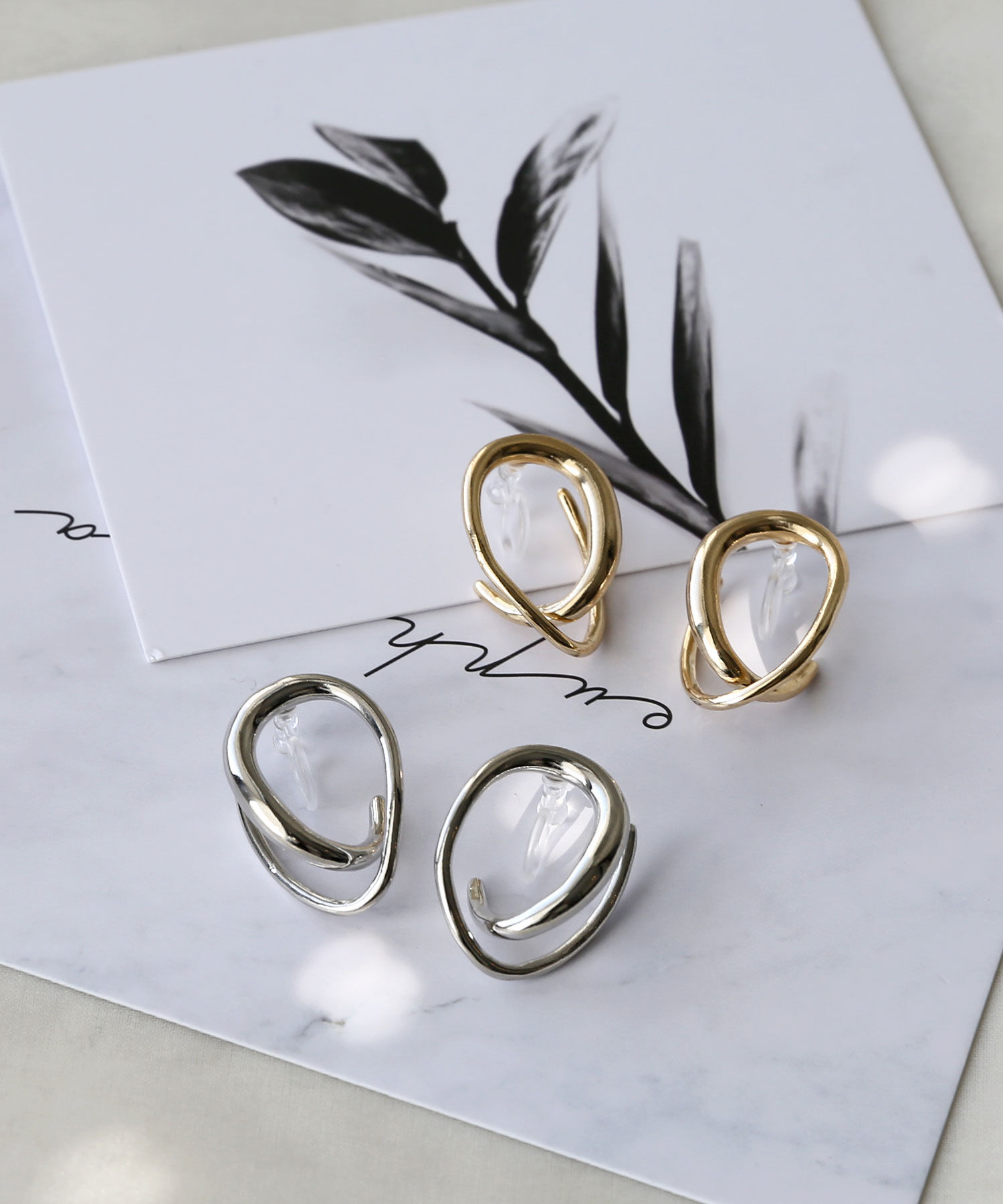 colleca la「ノンホール・ループライン樹脂イヤリング〈金属アレルギー対応〉」|イヤリング|