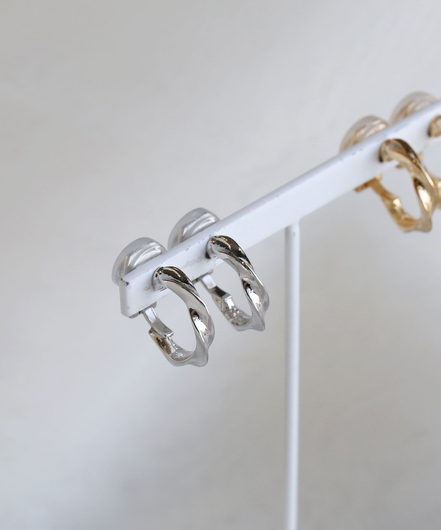 colleca la「ツイストフープイヤリング  クリップタイプ」|イヤリング|シルバー