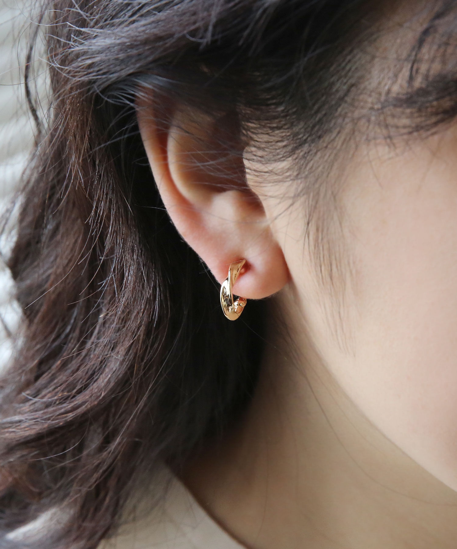 colleca la「ツイストフープイヤリング  クリップタイプ」|イヤリング|ゴールド