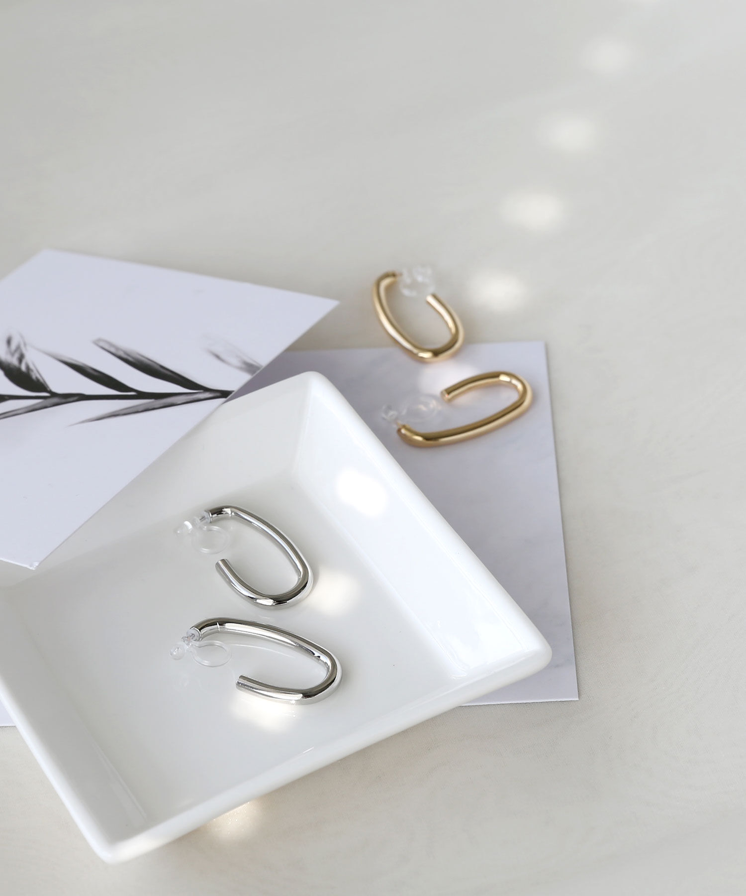 colleca la「ノンホール・オーバルフープ樹脂イヤリング〈金属アレルギー対応〉」|イヤリング|