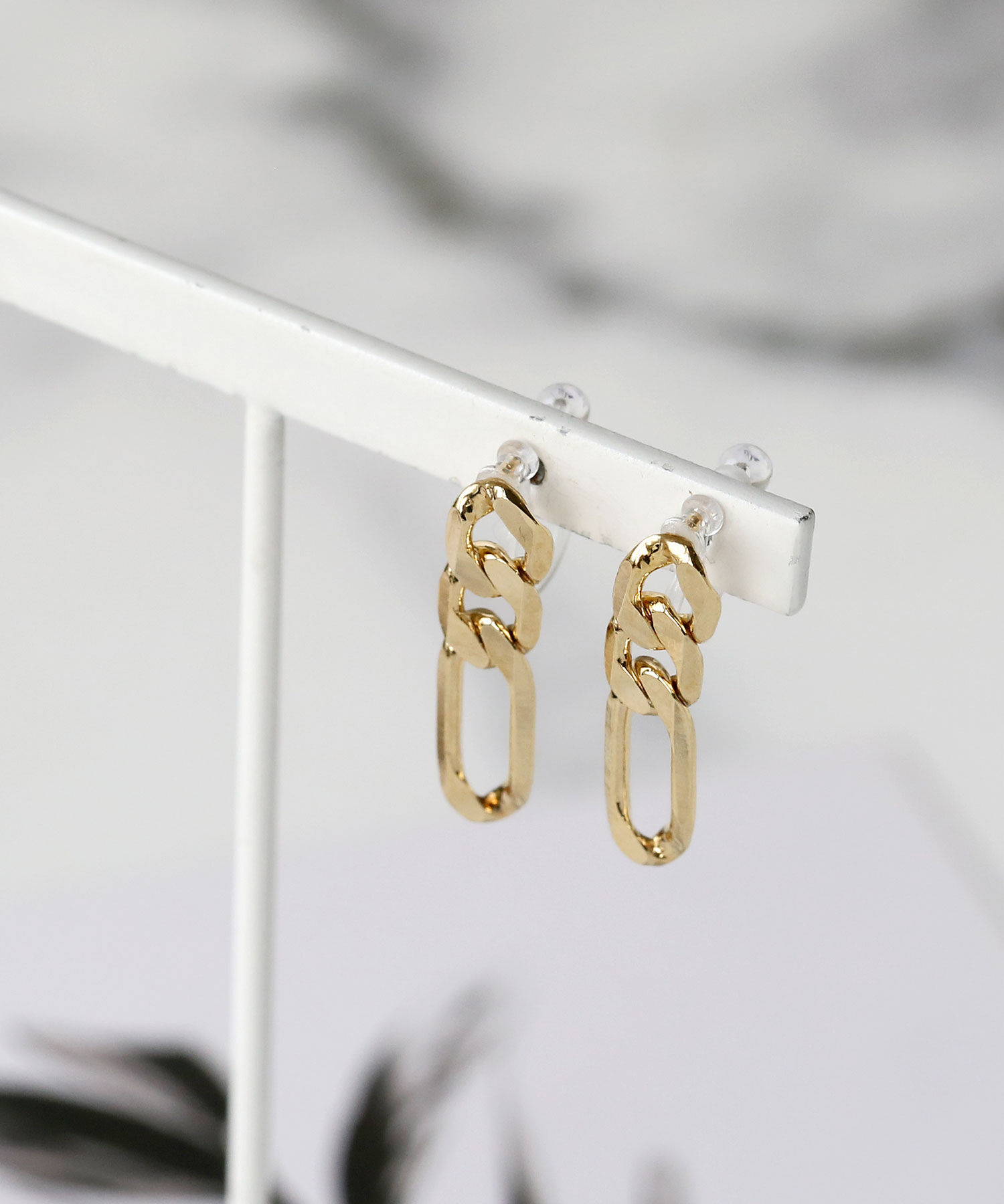 colleca la「樹脂ノンホール・フィガロチェーンイヤリング」|イヤリング|ゴールド