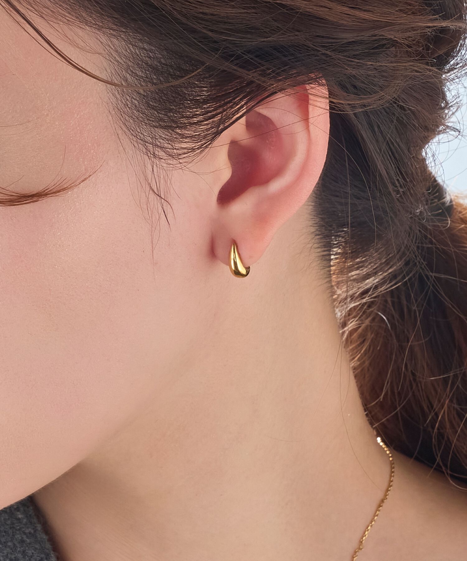 Phoebe「【金属アレルギー対応】ドロップハーフフープミニピアス　ゴールド/サージカルステンレス」|ピアス|
