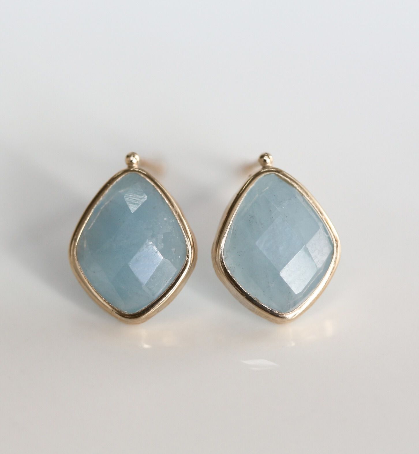  「カラーストーン ピアス | K10YG 〈ミルキーアクアマリン / ルチルクォーツ〉」|ピアス|