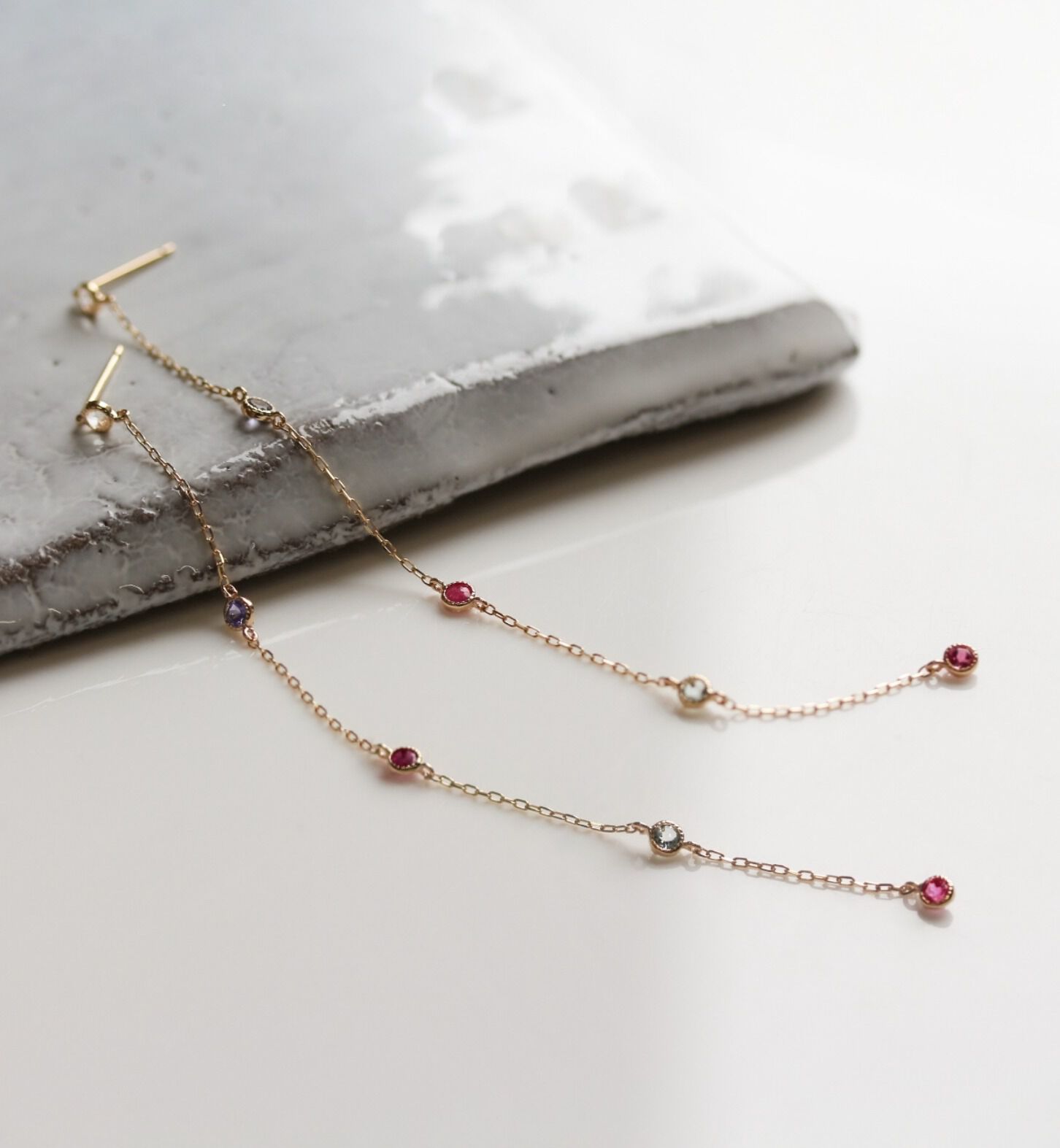  「マルチカラーストーン ロング ピアス | K10YG」|ピアス|K10 イエローゴールド