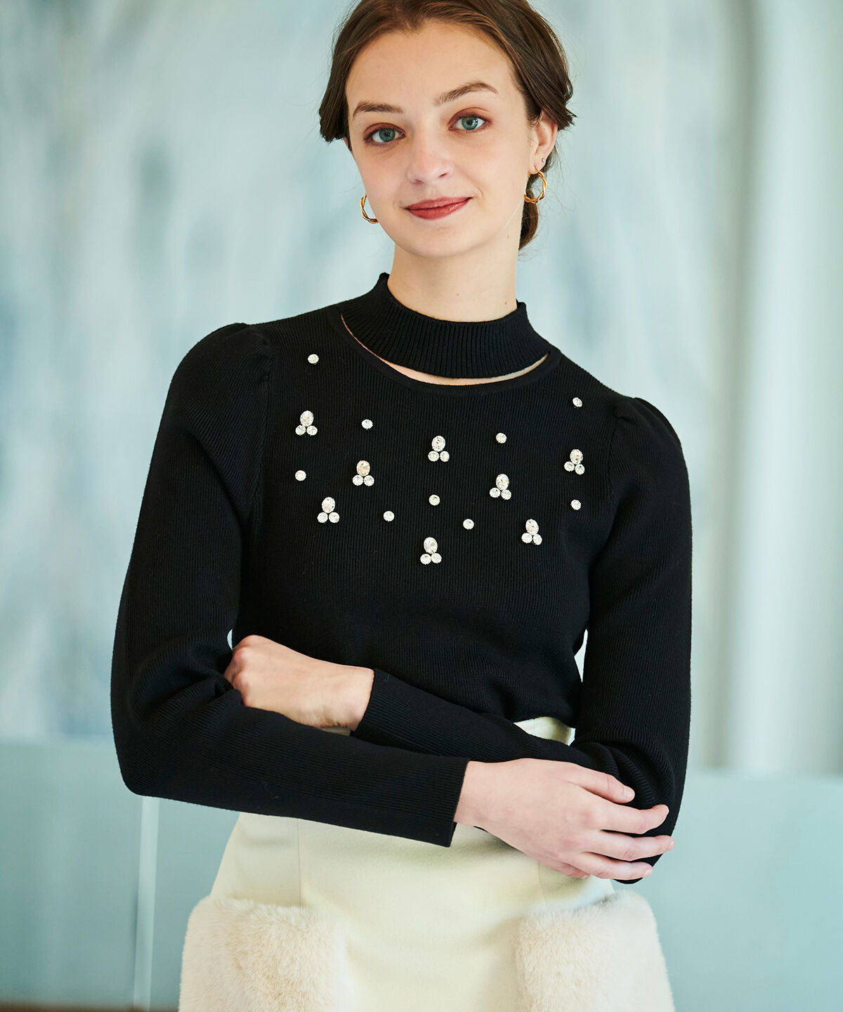 アンドクチュール「スリットハイネックビジューニットプルオーバー」|ニット・セーター|ブラック