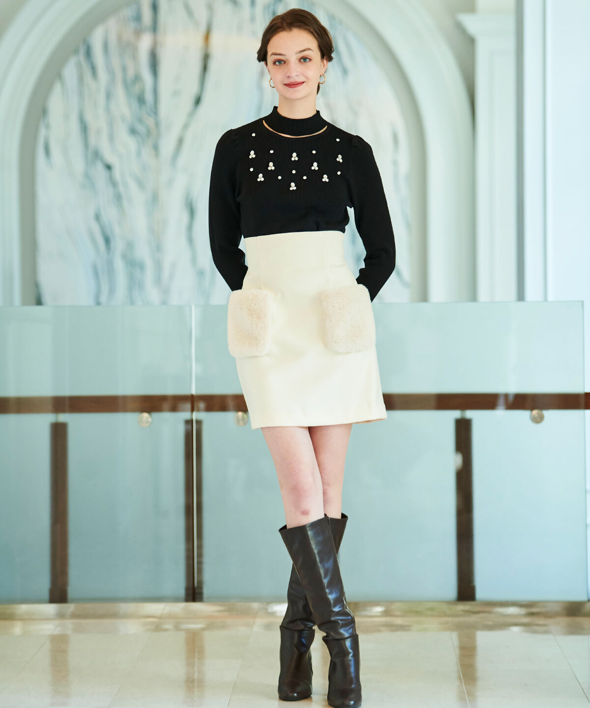 アンドクチュール「スリットハイネックビジューニットプルオーバー」|ニット・セーター|