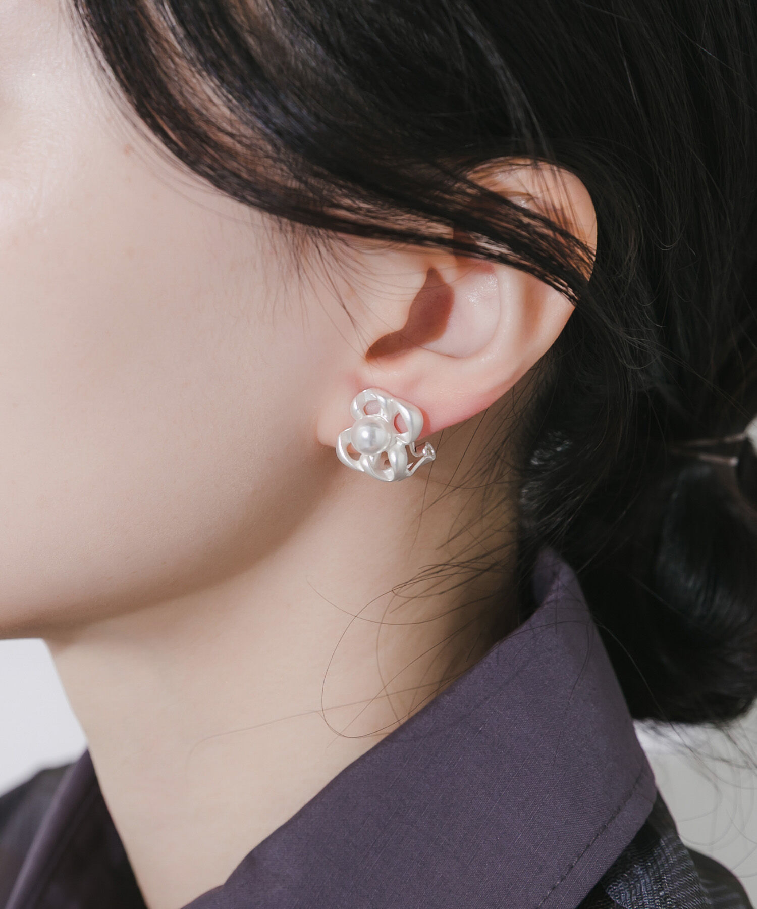 SMELLY「メタルフラワーパールイヤリング」|イヤリング|