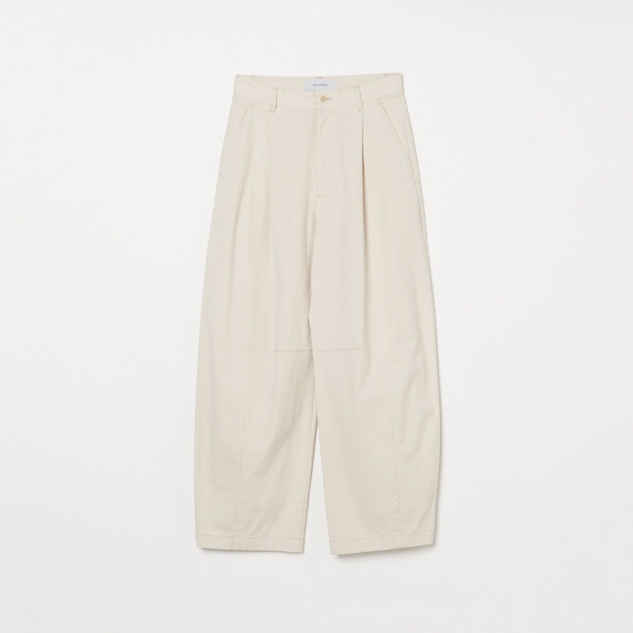HELIOPOLE「HELIOPOLE COTTON TWILL CURVY TUCK PANTS」|チノ|アイボリー