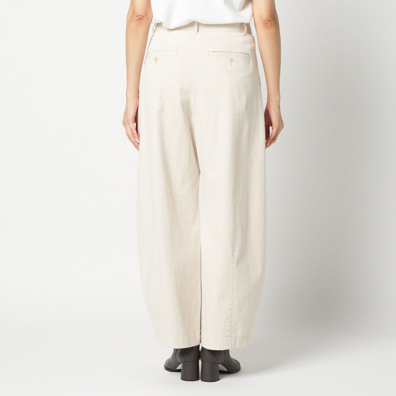 HELIOPOLE「HELIOPOLE COTTON TWILL CURVY TUCK PANTS」|チノ|