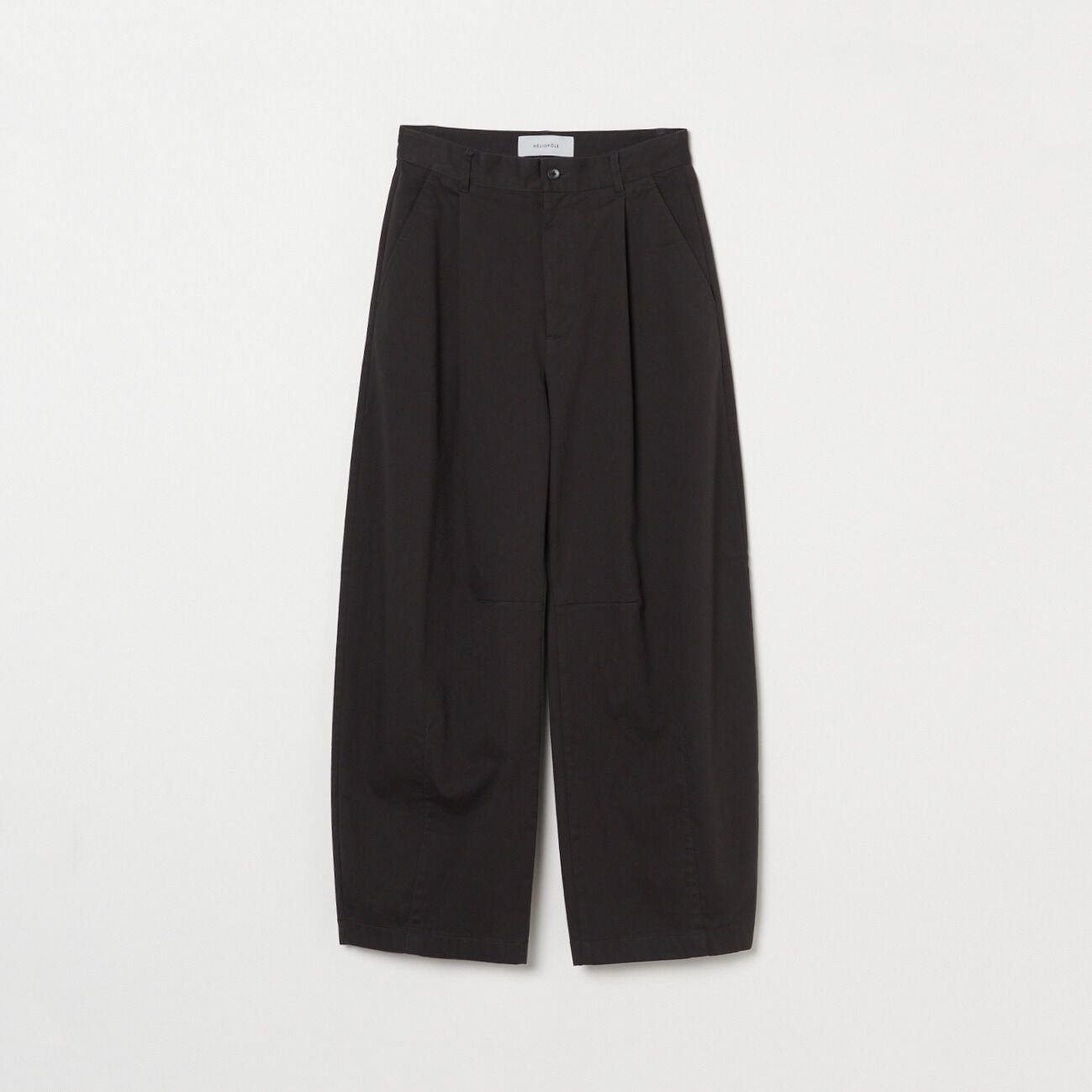 HELIOPOLE「HELIOPOLE COTTON TWILL CURVY TUCK PANTS」|チノ|チャコールグレー
