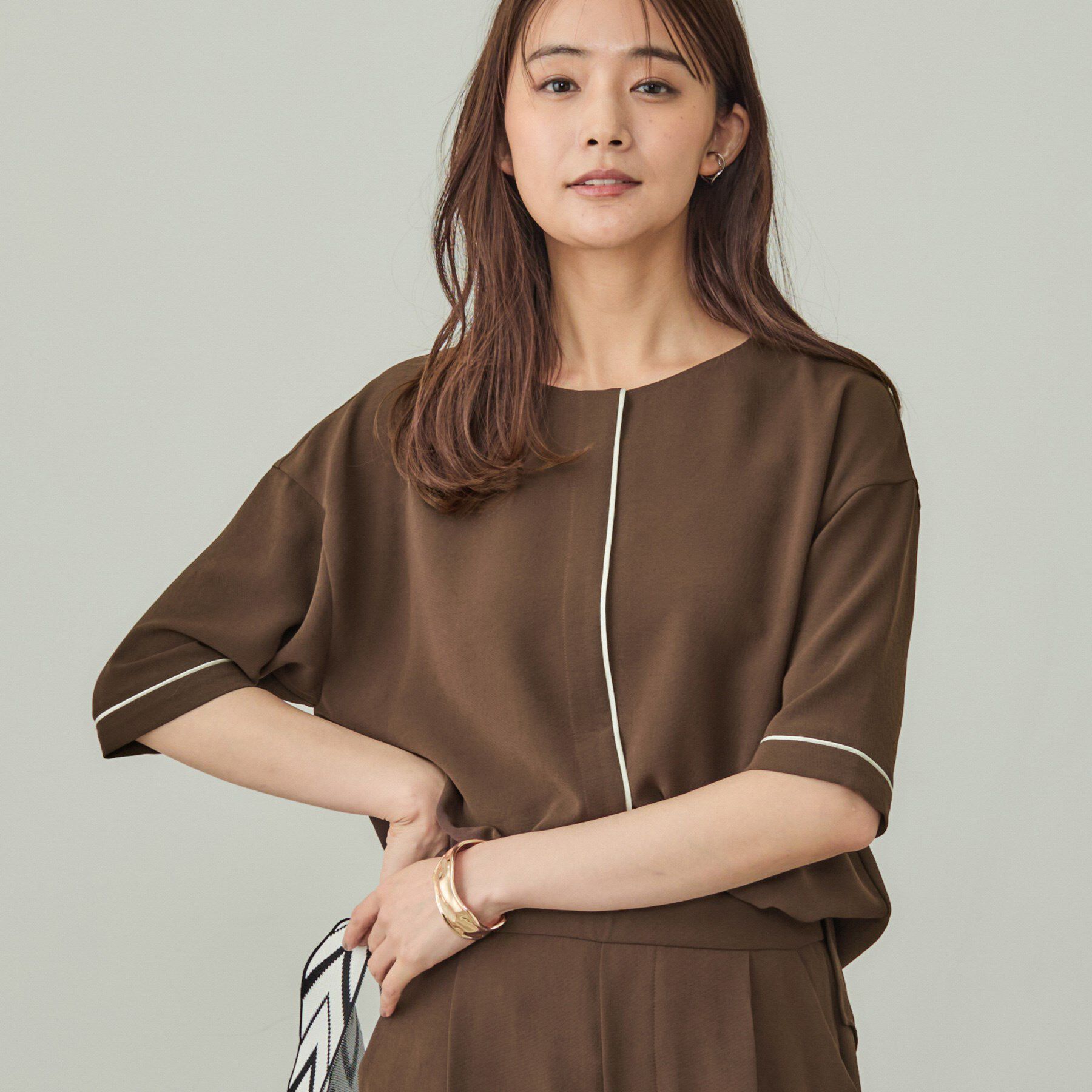 INDIVI「【UVケア／吸水速乾】サテンラインブラウス」|シャツ・ブラウス|ブラウン(044)