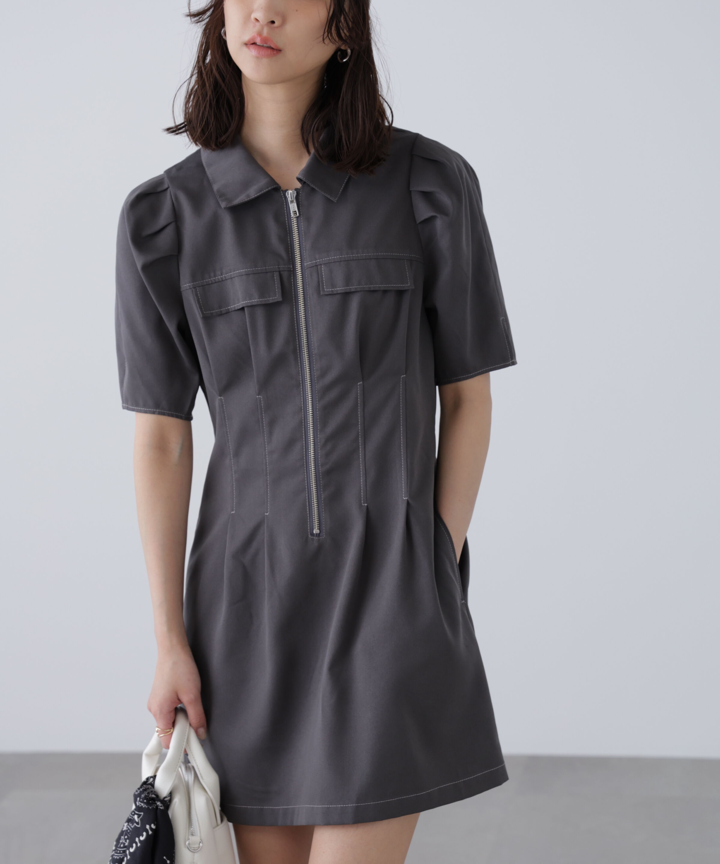  「配色ステッチジップミニワンピース」|ワンピース|チャコールグ