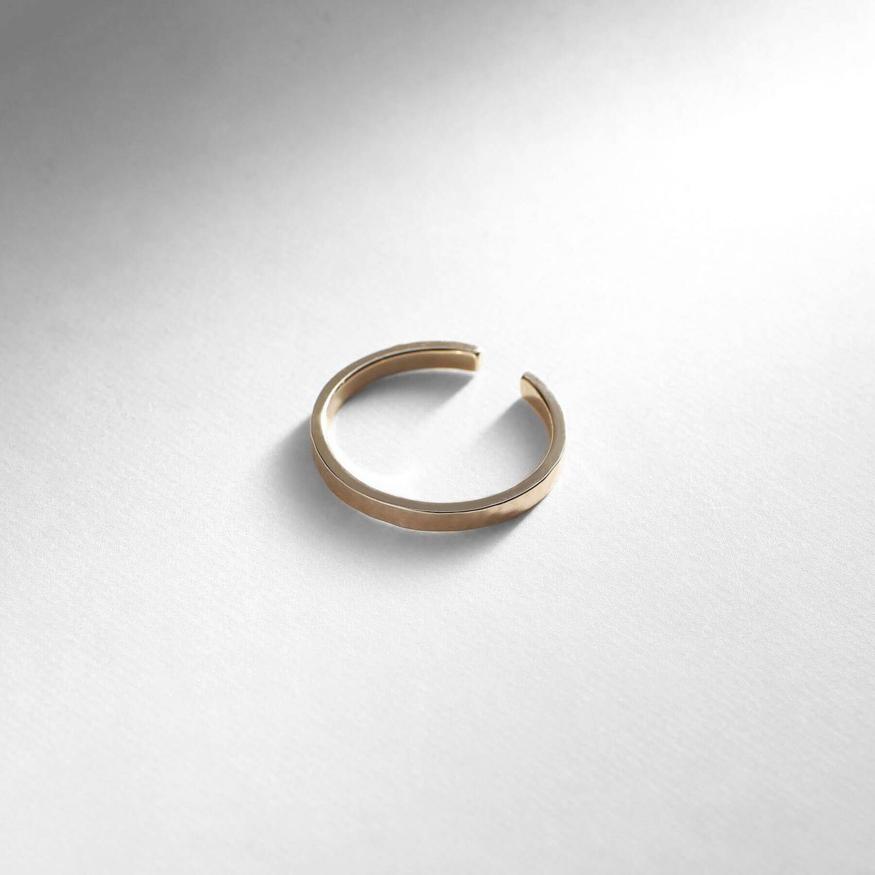 COCOSHNIK「K10中空アンジュレート イヤーカフ大」|イヤリング|