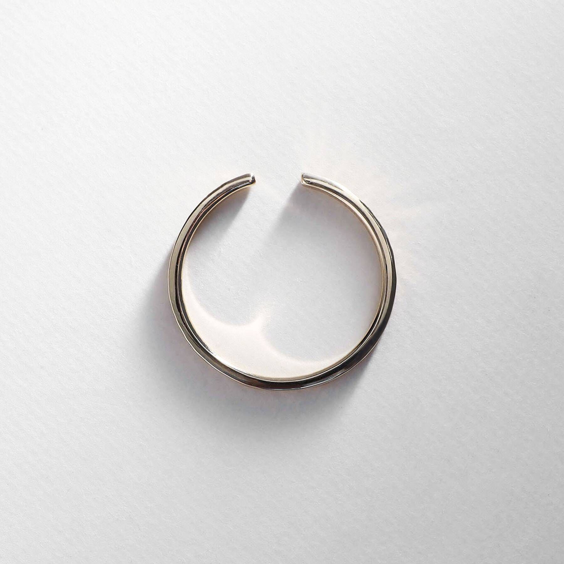 COCOSHNIK「K10中空アンジュレート イヤーカフ大」|イヤリング|